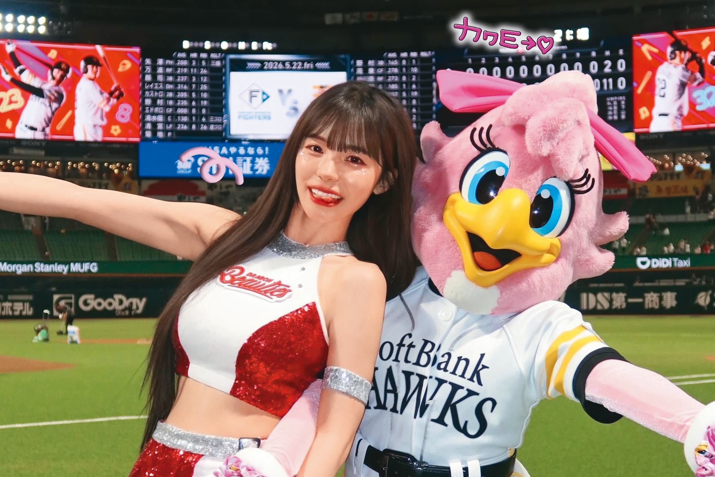 李多慧(左)到日本應援,與日本職棒軟銀隊吉祥物合影。(翻攝自李多慧IG)