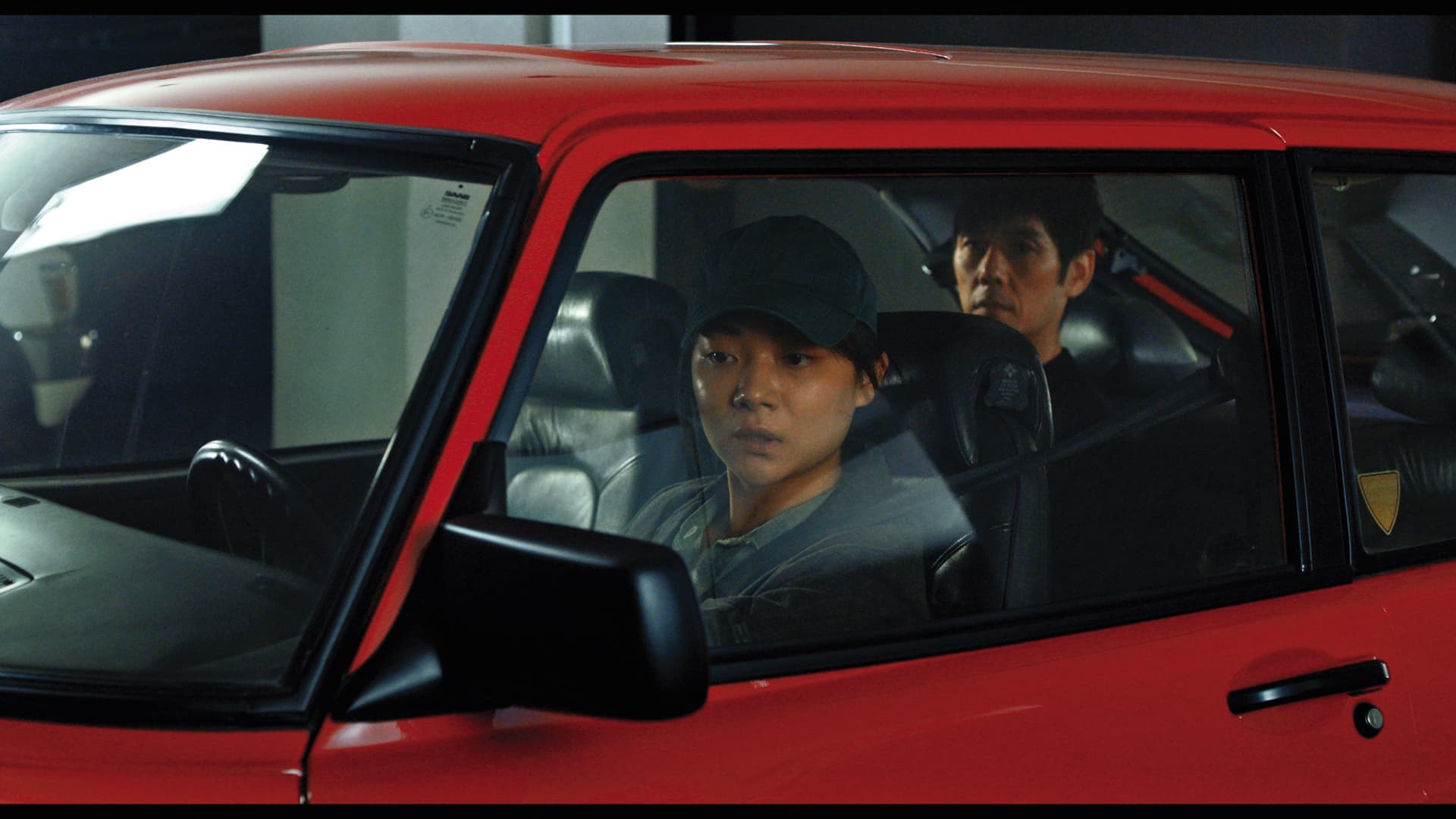 由西島秀俊(右)和三浦透子(左)主演的《在車上》獲得奧斯卡最佳國際電影肯定,配樂也深獲影迷喜愛。(東昊影業提供)