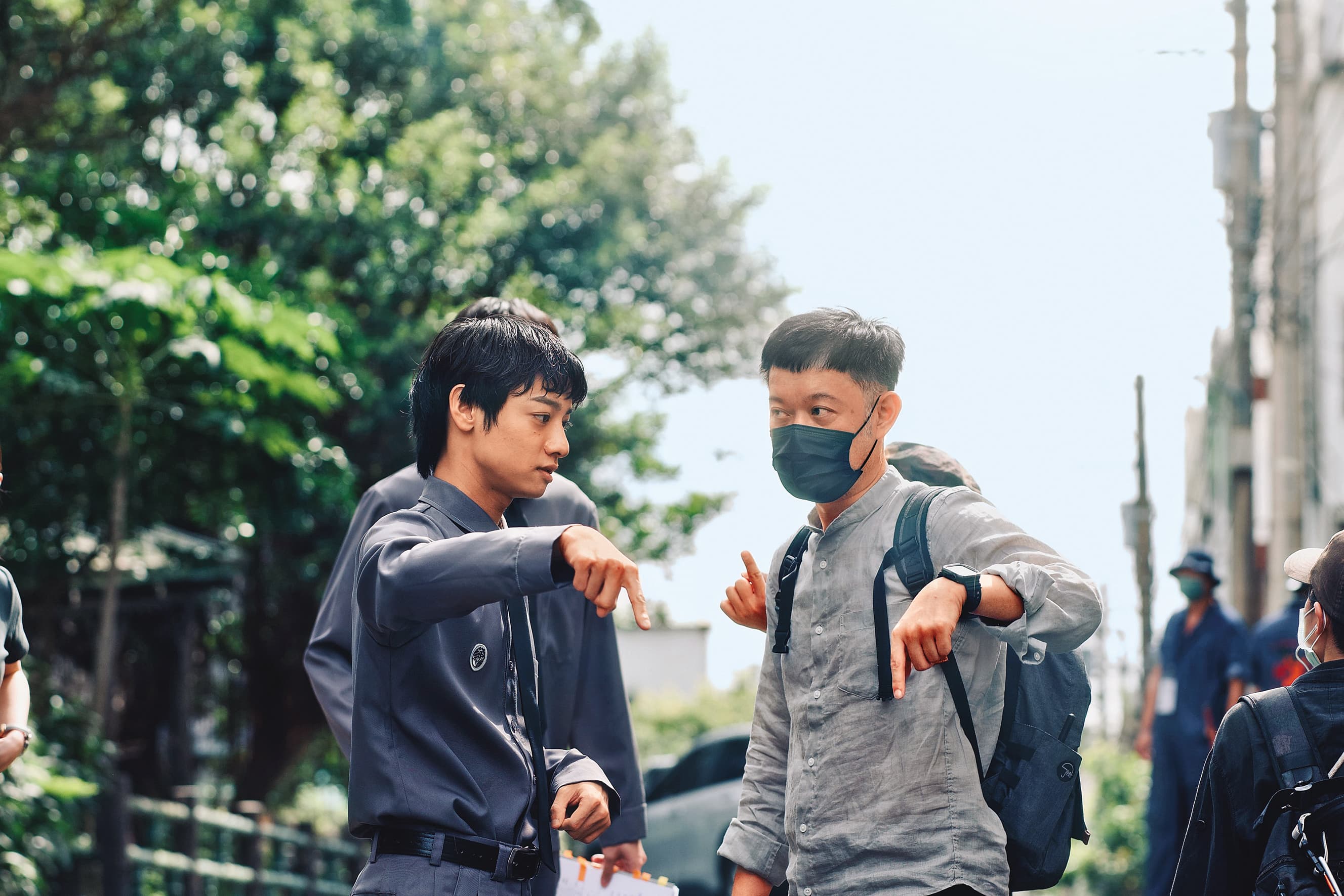 導演謝駿毅(右)與飾演雙一的劉修甫(左)在拍攝現場討論。(奇蹟映畫所提供)