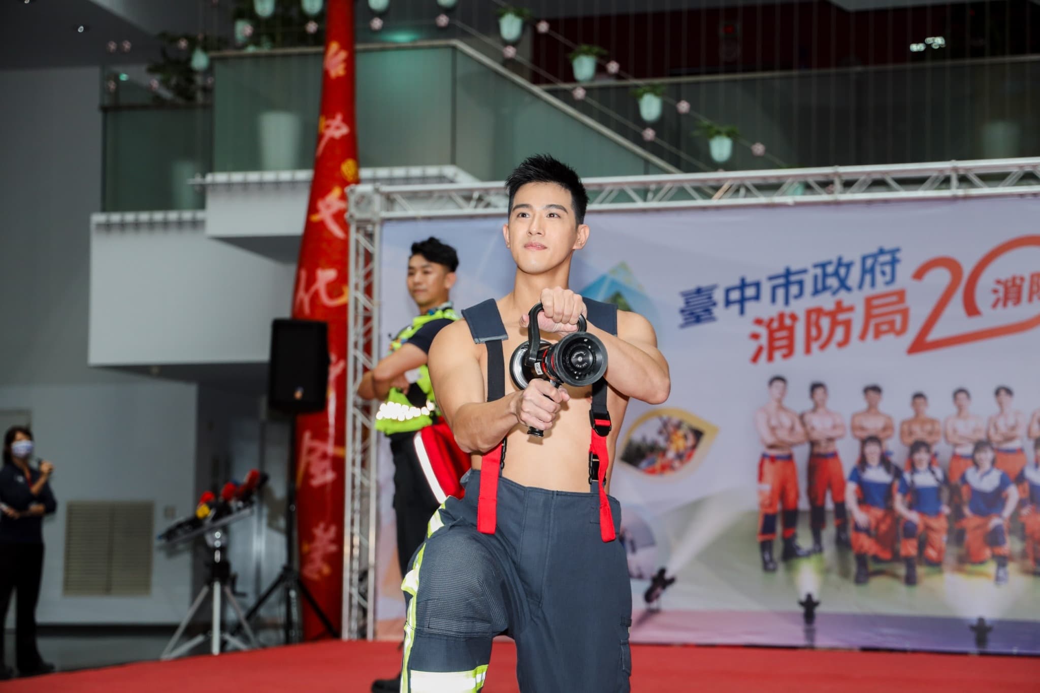台中市政府消防局今日舉辦2024消防形象月曆發表會。(台中市政府提供)