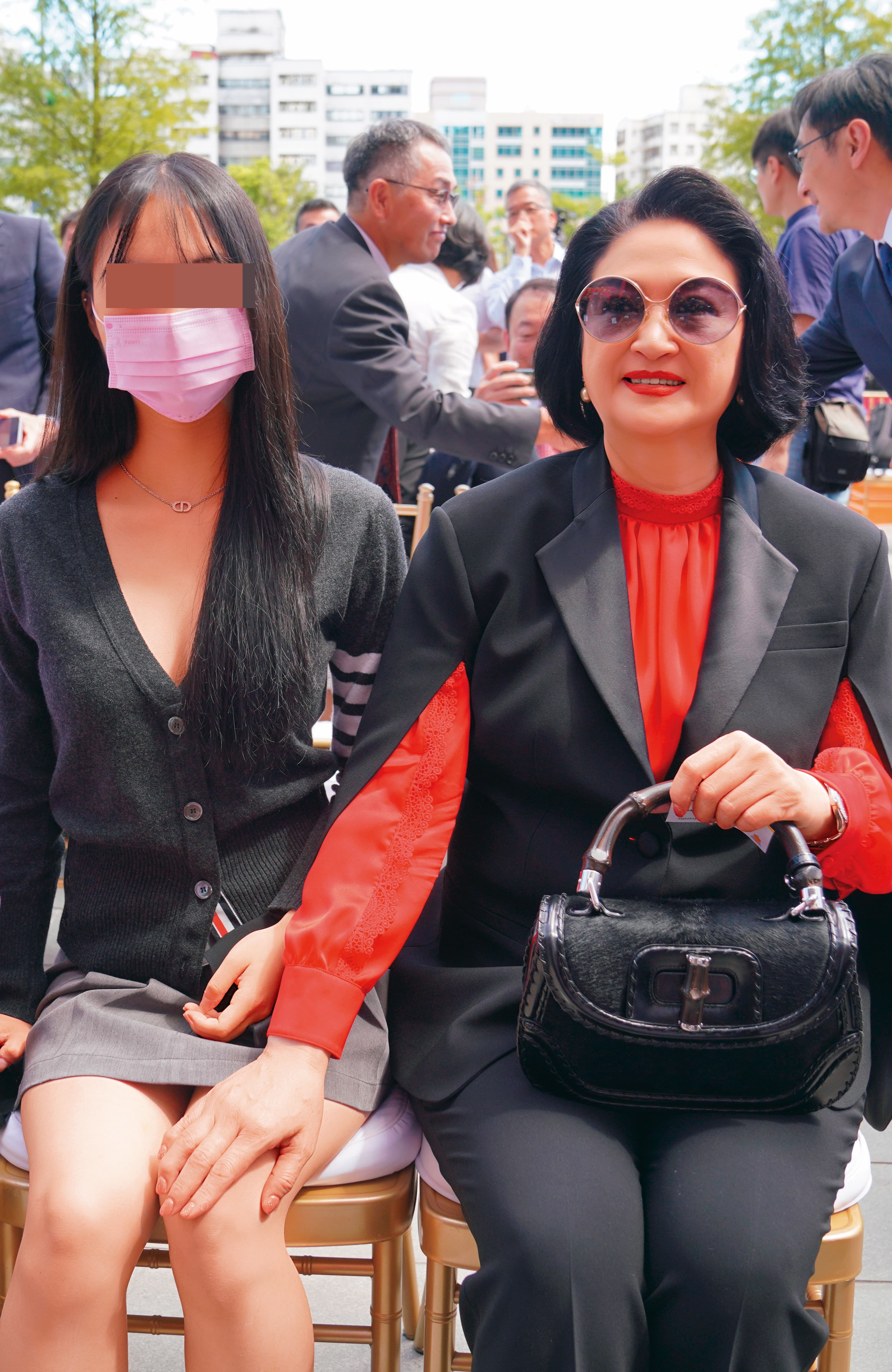 嚴陳莉蓮（右）9月為裕隆城開幕剪綵，並帶著女兒（左）一同出席活動。