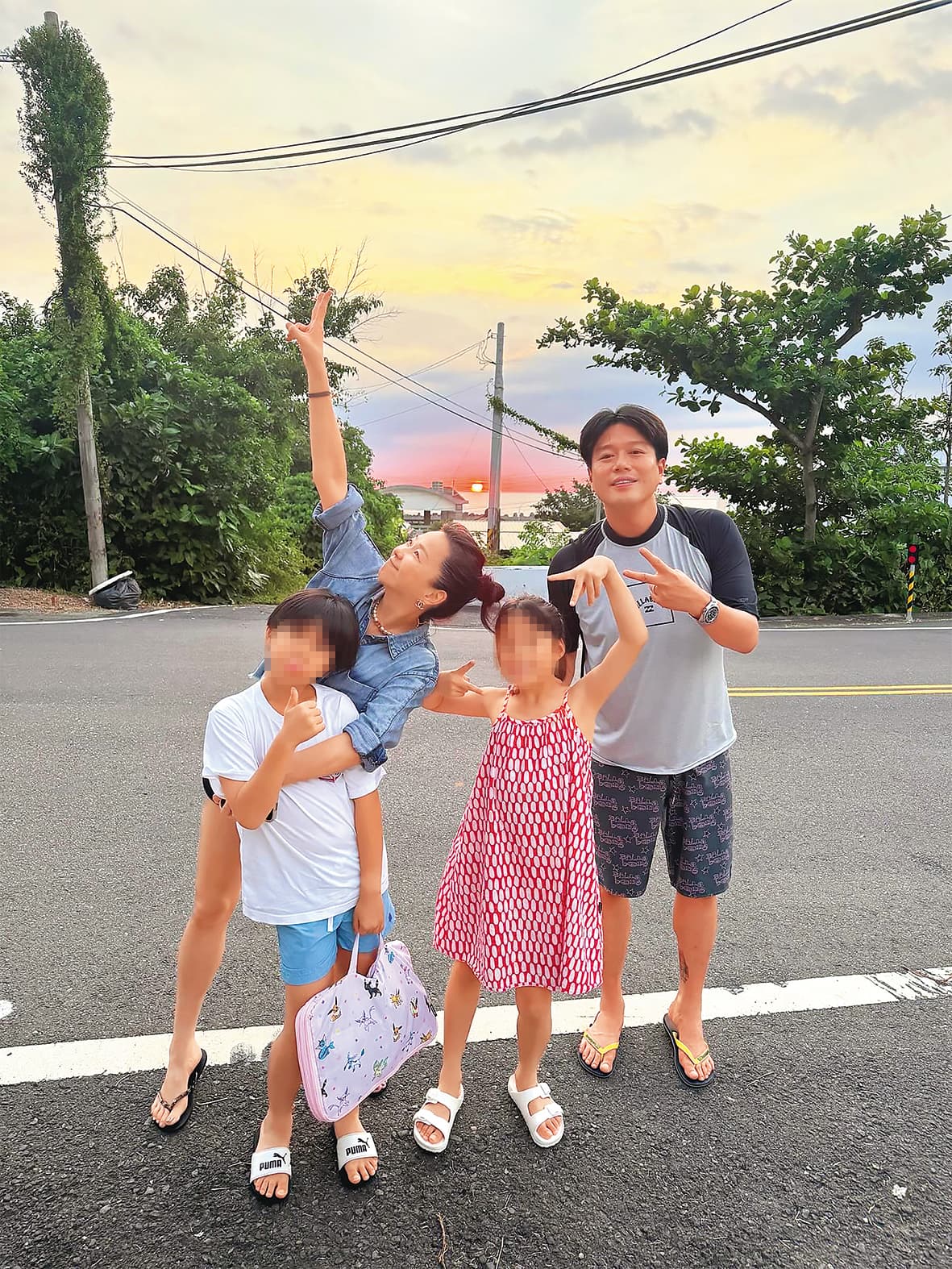 六月(左二)和李易(右一)夫妻,今年暑假一起帶小孩去小琉球旅行。(翻攝自六月IG)