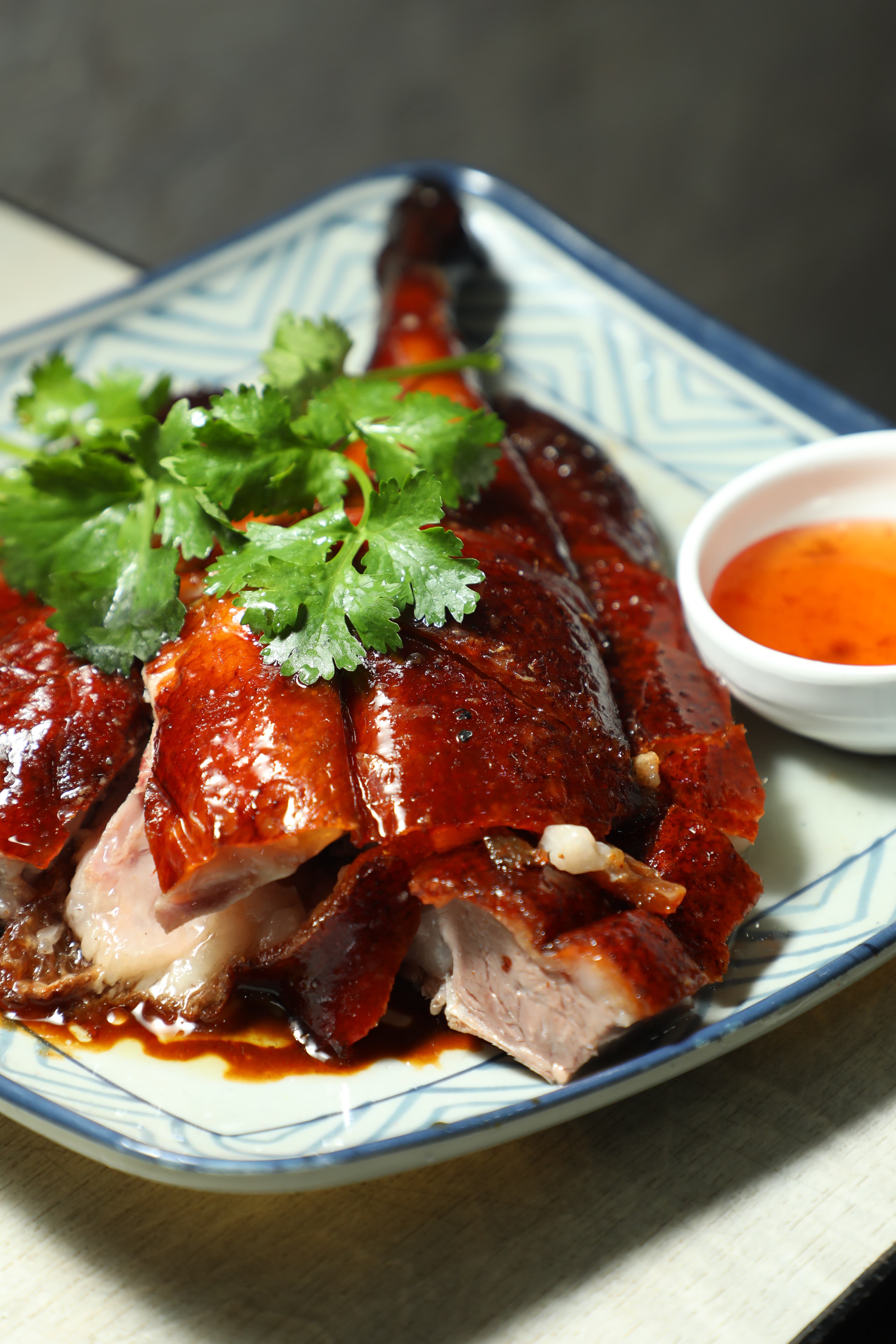 脆皮紅亮誘人的「天龍燒鵝皇」，肉質肥嫩，蘸蜜糖吃更對味。（港幣155元／份）