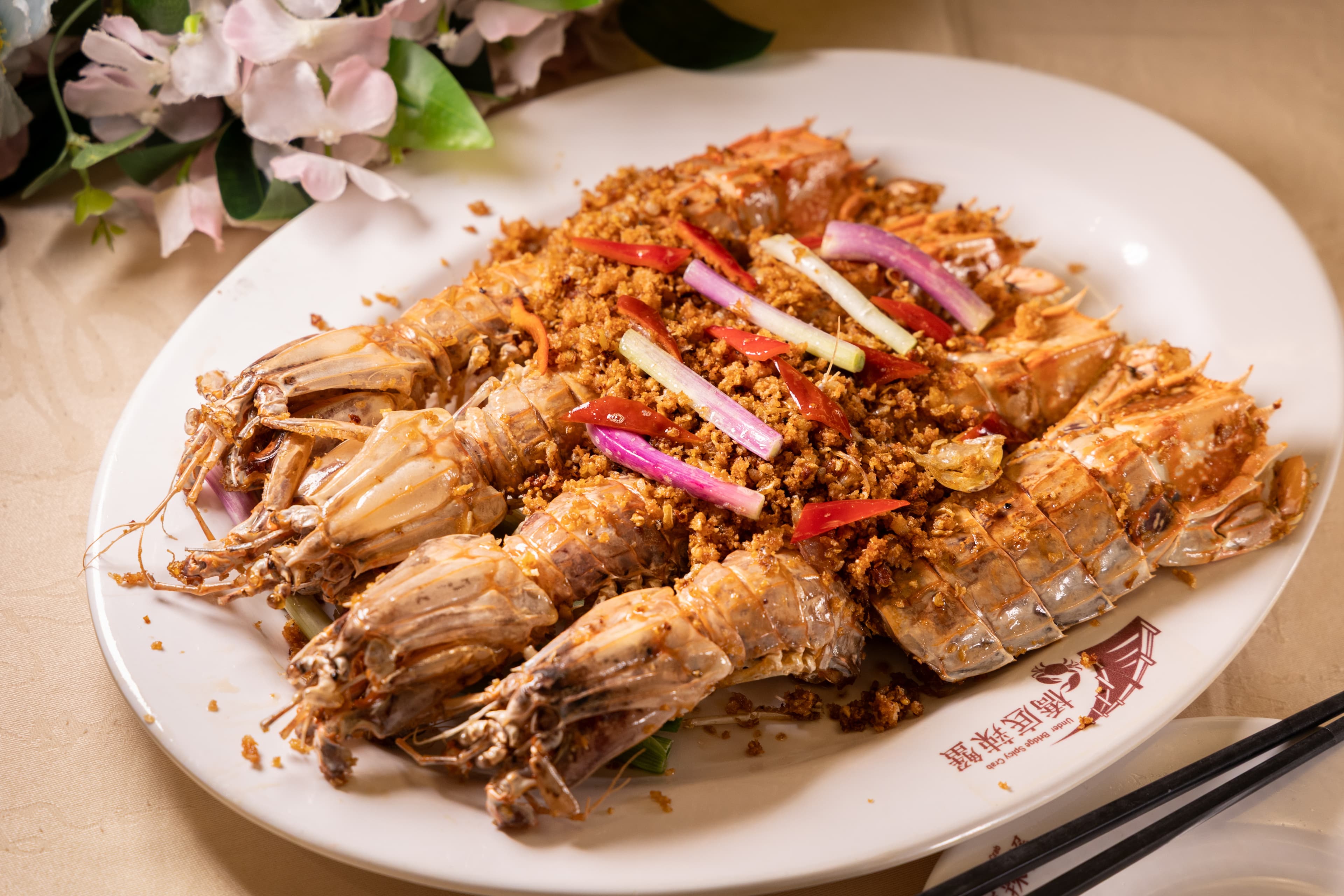 「避風塘瀨尿蝦」殼薄肉多,蝦殼香脆帶有微微焦香,蝦肉Q彈夠味。(時價,圖中港幣398元/隻,約NT$1,521)