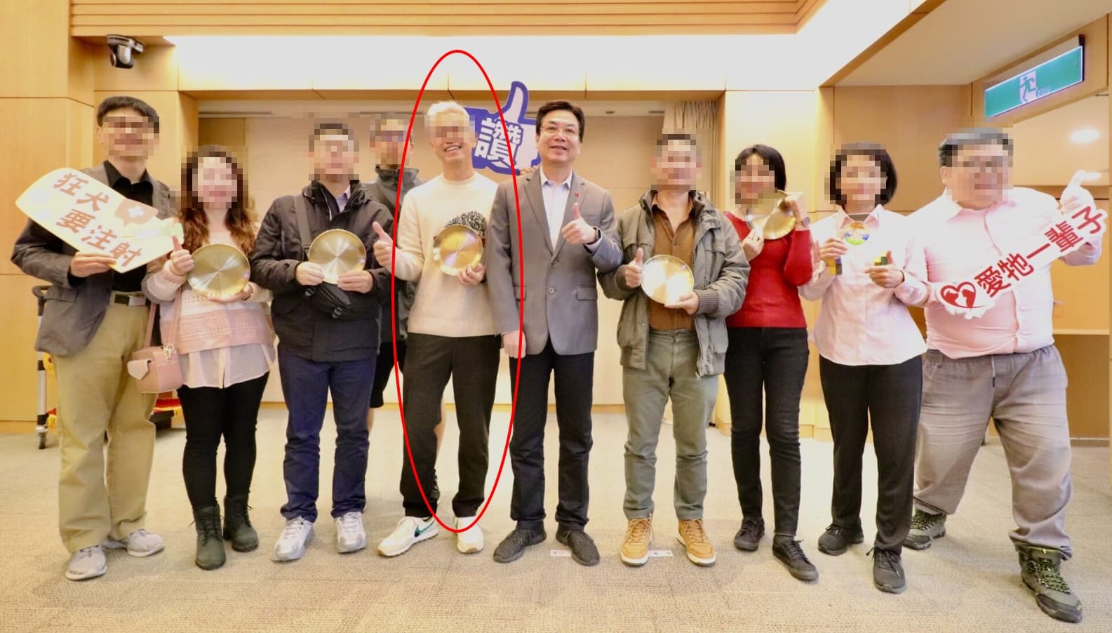 對柯基犬暴打飆罵的詹男(紅圈處)曾在2023年榮獲新北市模範飼主。(翻攝自新北市動保處)