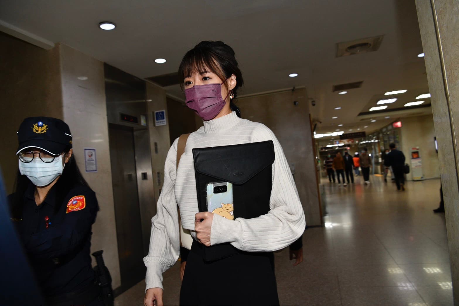 高虹安的前公關主任王郁文今至台北地院出庭,訂於3月27日再次出庭。