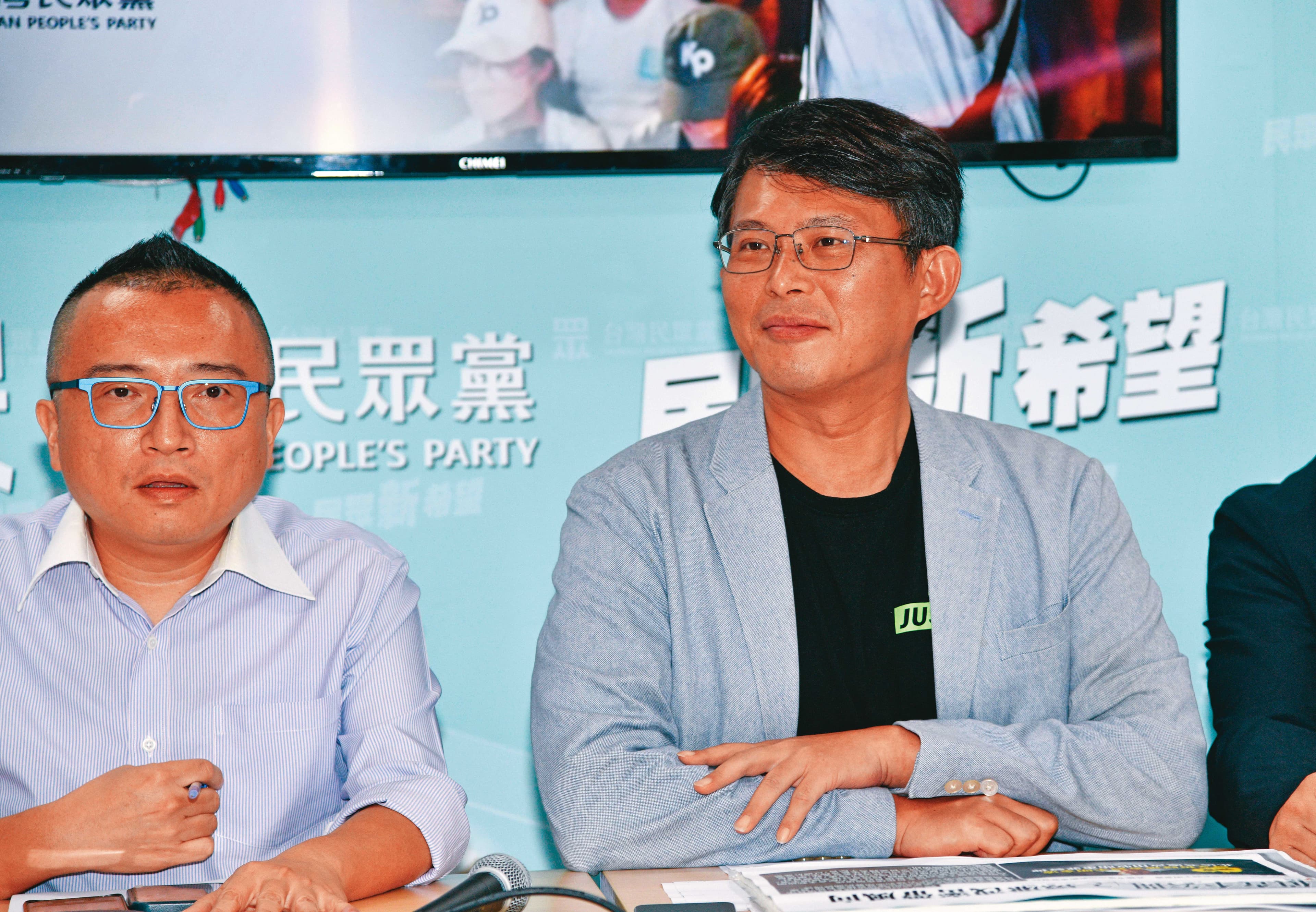 民眾黨挺柯戰清白,多場記者會皆由黃國昌(右)站上火線主導,儼然成為實習黨主席。