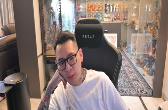 蹦闆才在直播喊冤到一半,突然被檢警上門搜索。(翻攝自蹦闆YouTube)