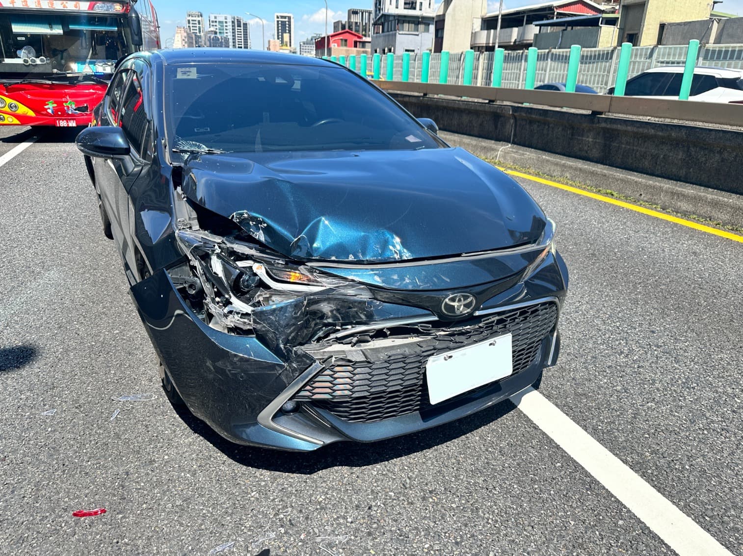 顏若芳駕車遭追撞,右車頭毀損。(翻攝自顏若芳臉書)