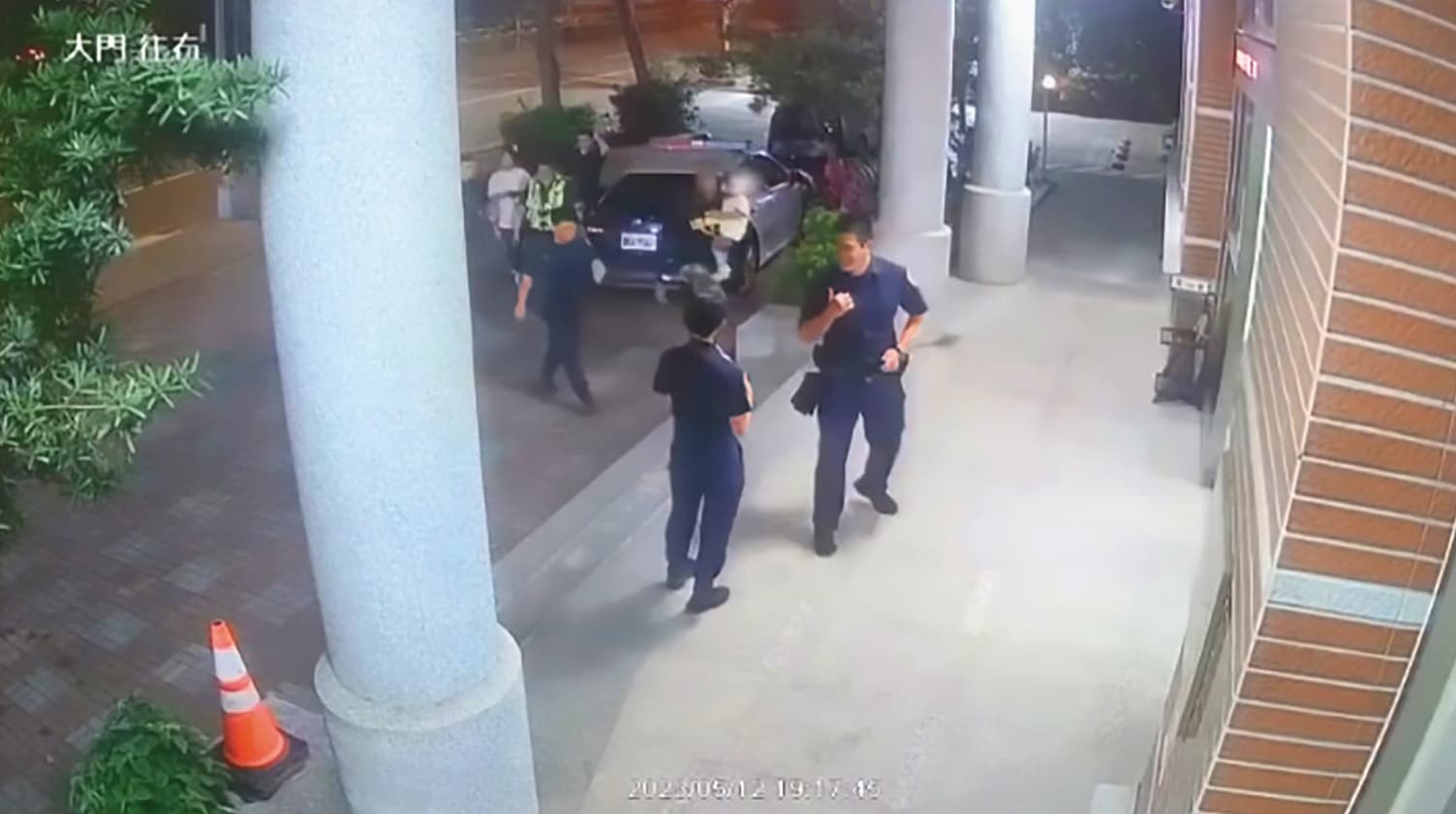 戴維斯和前妻在警局前爆發拉扯衝突,當場被警方包圍帶回警局。(翻攝自愷銳運動行銷IG)