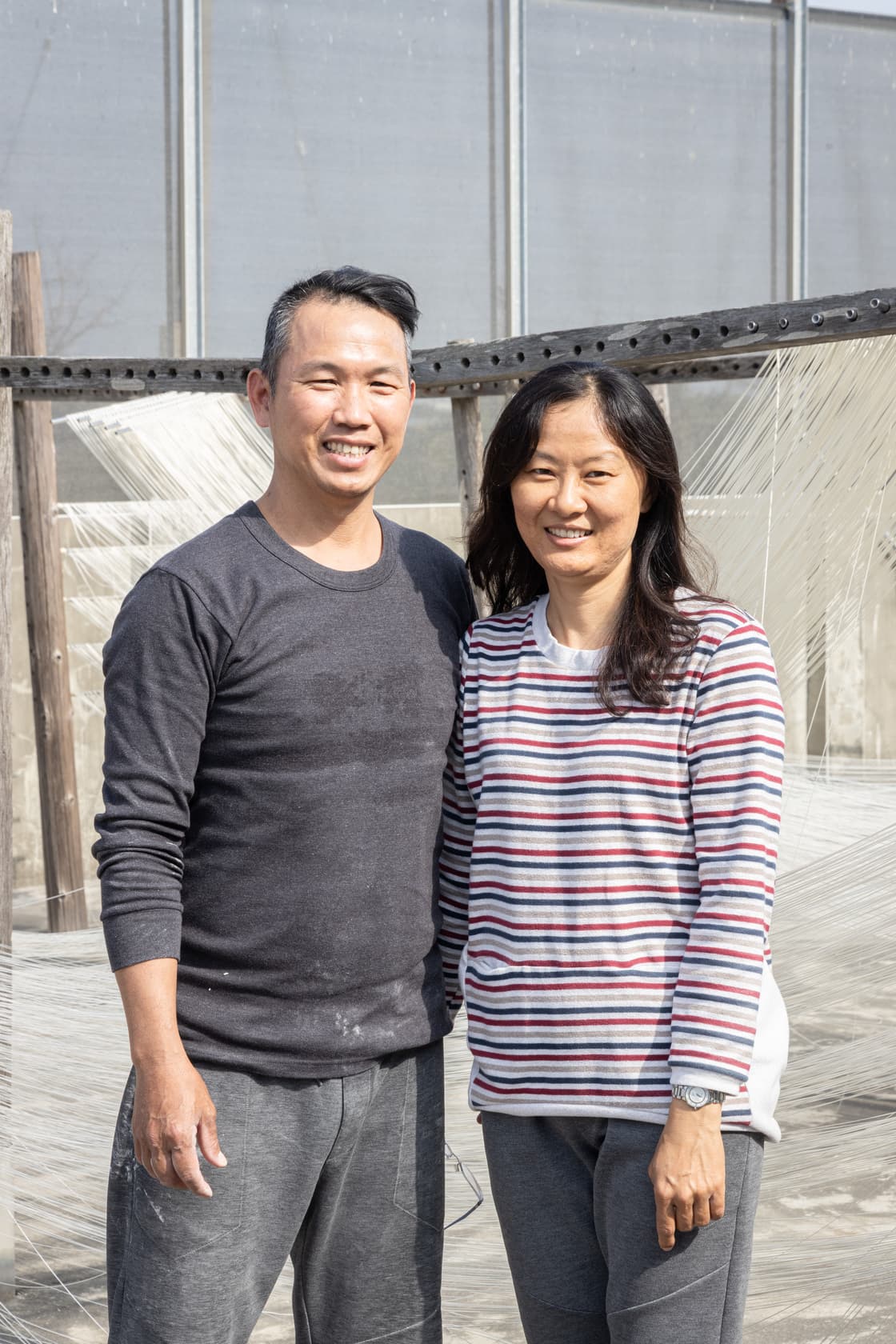 老闆蔡隆琨與老闆娘游玉婷傳承自老父親的手工製麵線技藝。