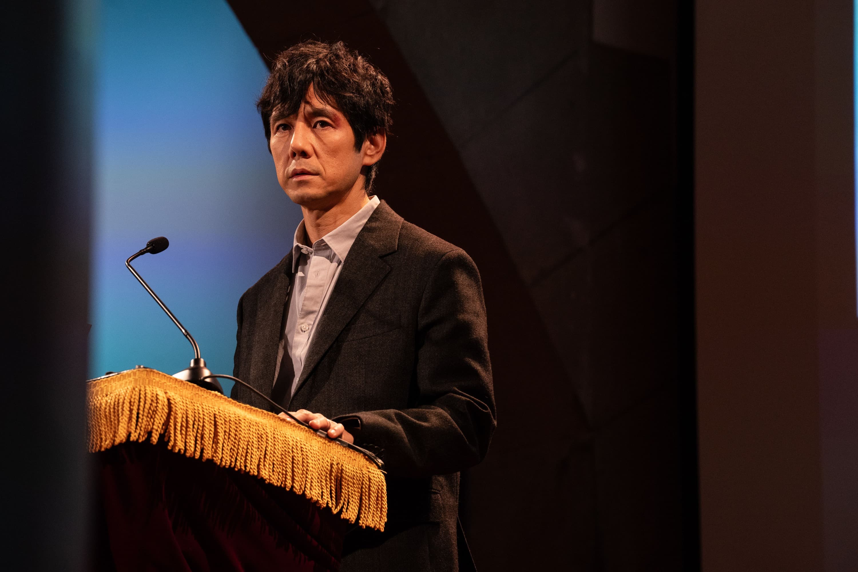西島秀俊在《最親愛的陌生人》飾演沉迷於廢墟研究的日本籍學者丈夫賢治。(甲上提供)