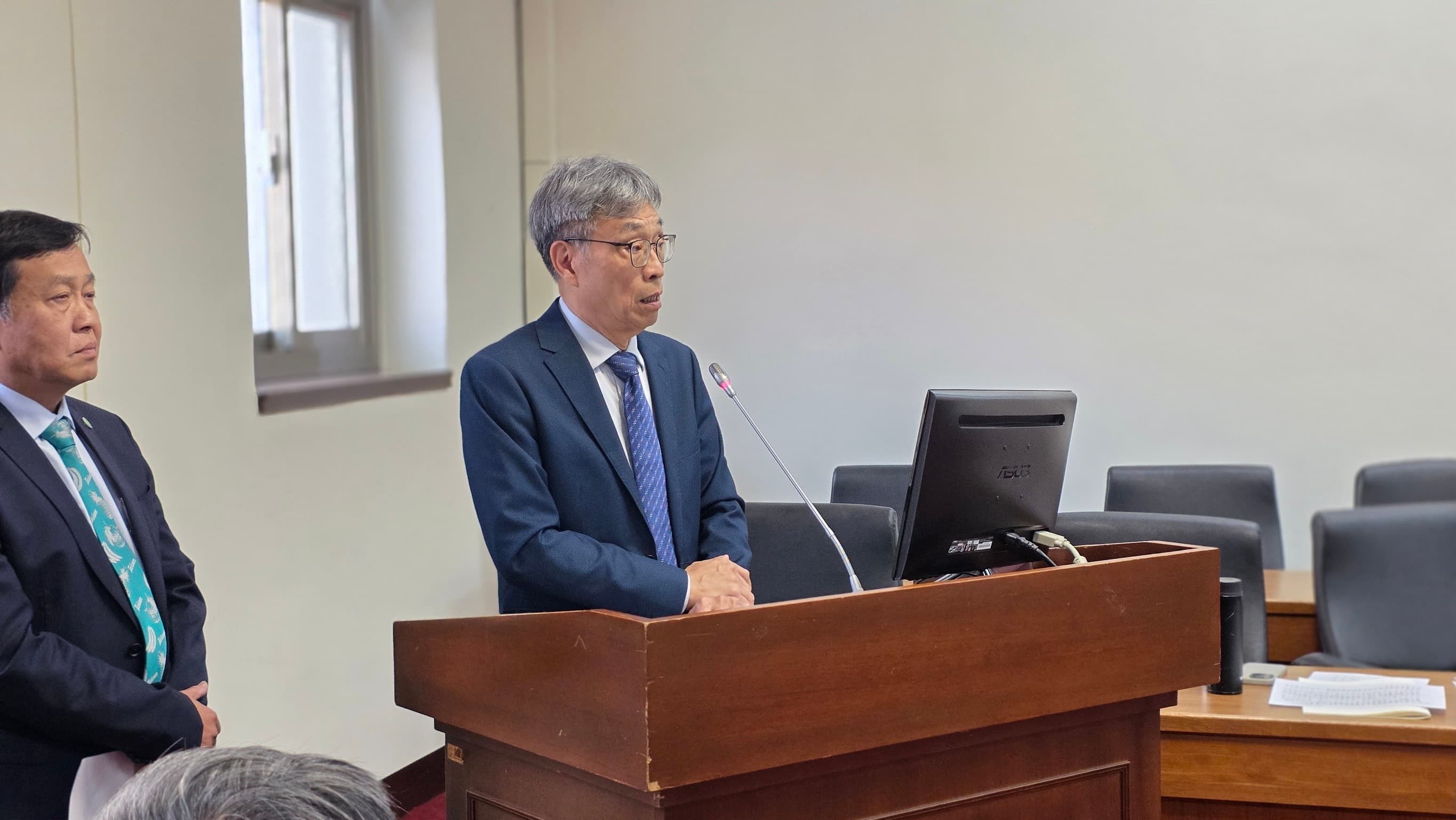 農業部長陳駿季指出,檢疫中心計畫已送交國家發展委員會審議,預計今年6月前完成核定。(劉建國辦公室提供)