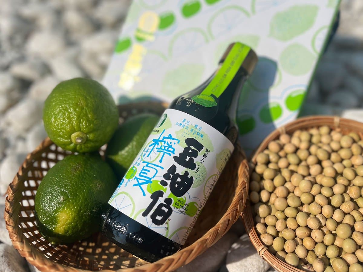 與屏東竹田農會聯名推出的「豆油伯檸夏釀造醬油(檸檬風味)」,加入檸檬原汁製作,含有少許果肉,使用時要先搖勻。(350元/瓶、350ml)