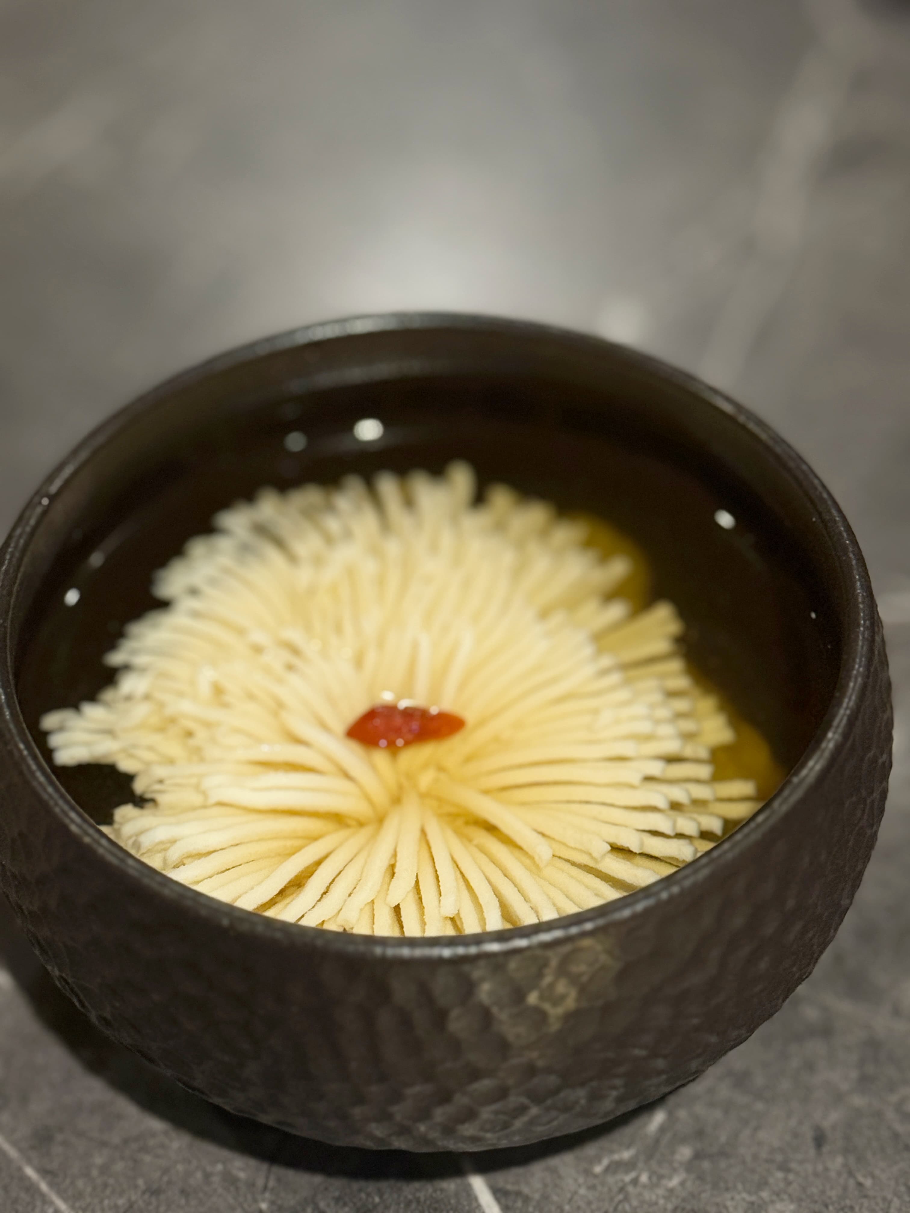 「手切菊花豆腐」考驗師傅刀工,桂花冬瓜湯底清甜回甘。