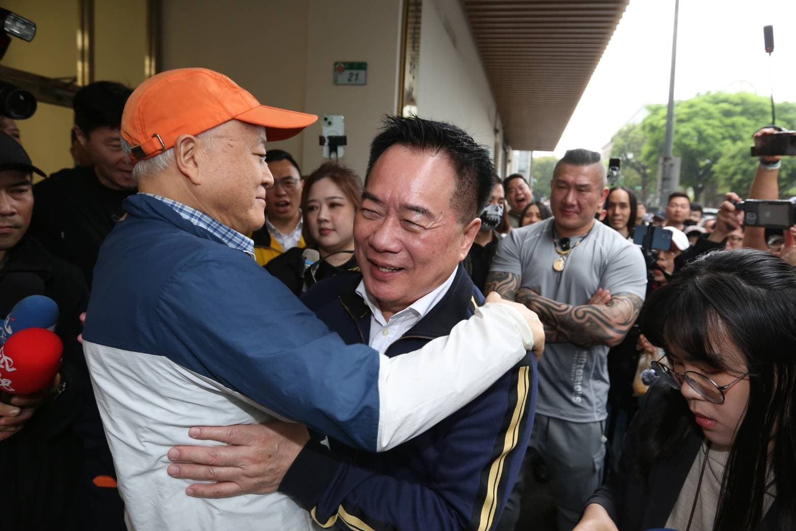 蔡正元赴北檢報到,陳之漢與張啓楷等人均到場聲援。(鏡報姜永年)