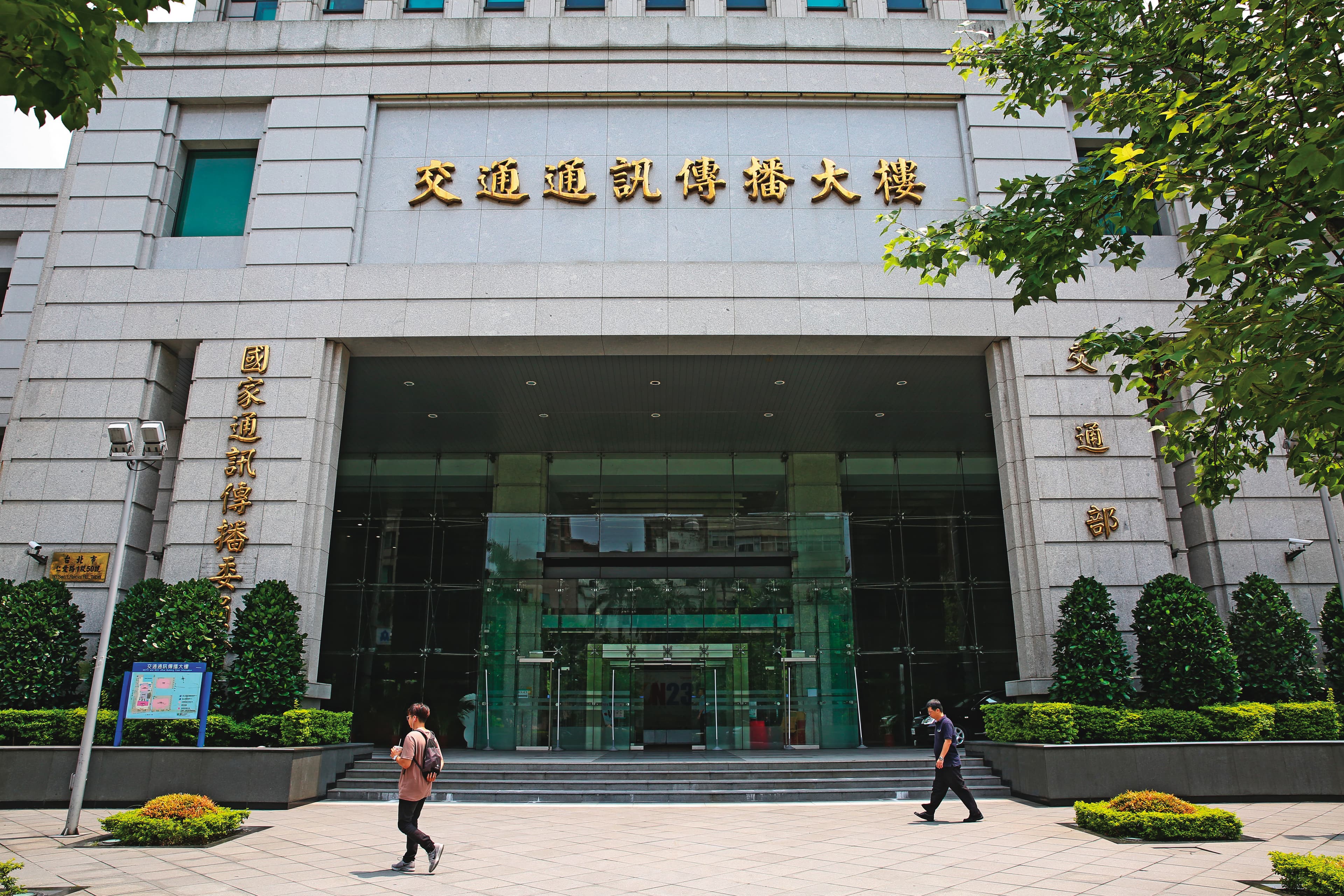 蕭祈宏利用常年在NCC任職的昔日人脈,居中替二五電信疏通與NCC及中華電信關係,形同門神。