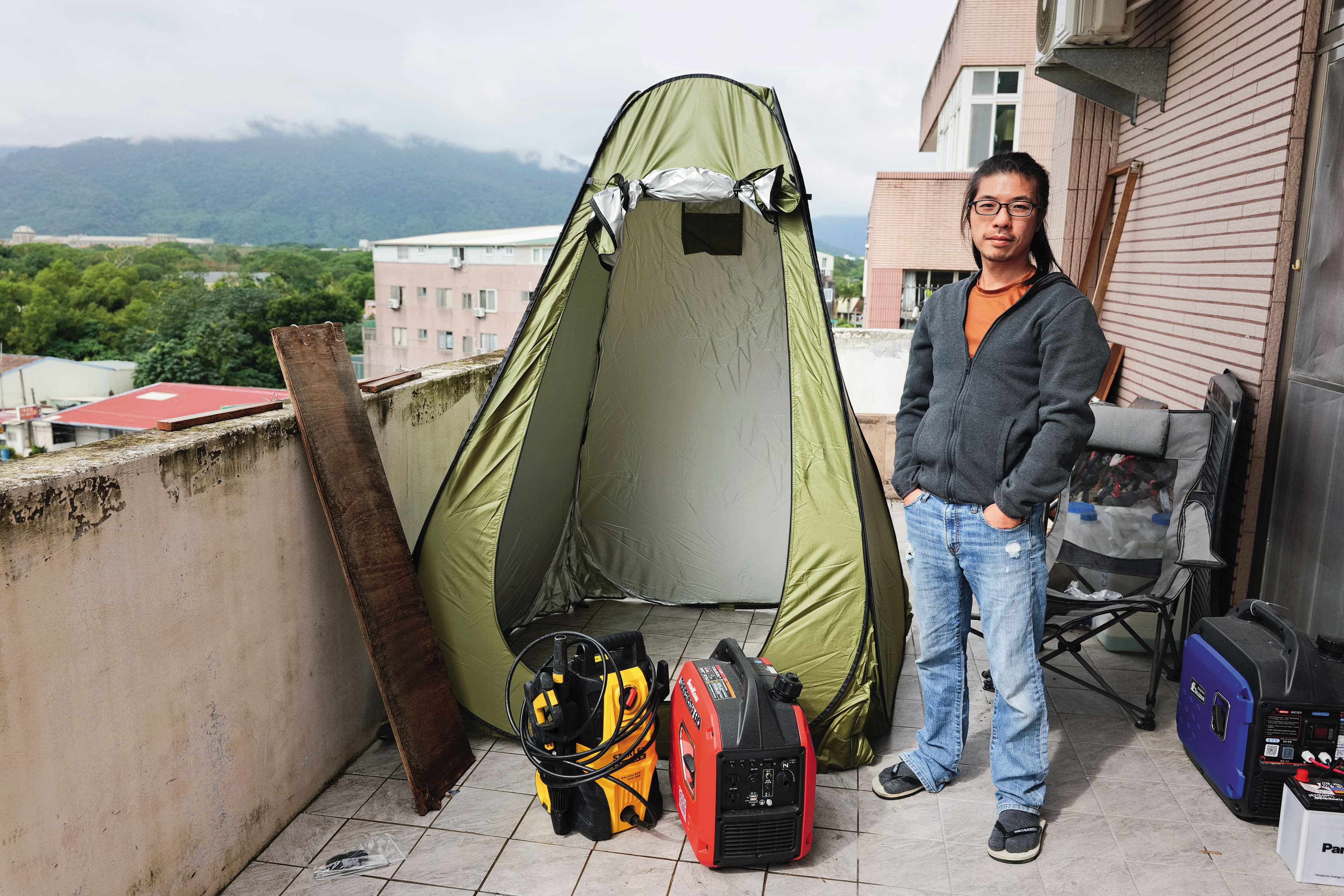 2坪大的小草野生工作室陽台,在救災的22天裡成為志工們分享心事、儲備能量的地方。