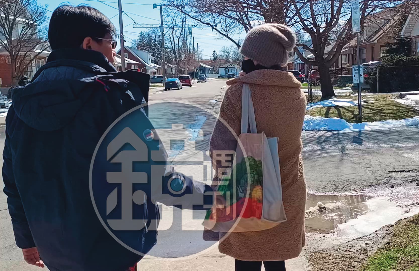本刊記者(左)趁貴婦奈奈(右)下車後,見機不可失,趨前表明身分欲採訪,她一度嚇到不理記者。