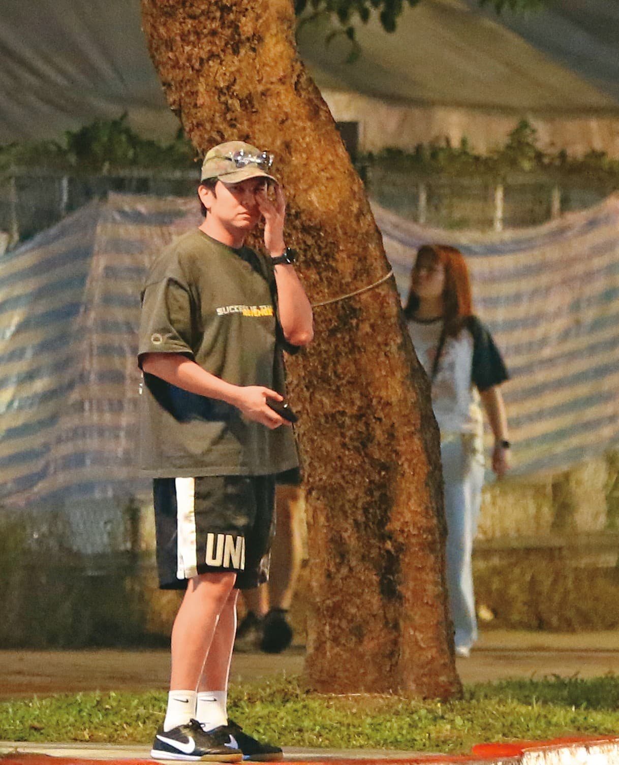夜幕降臨,楊銘威卻不待在家與妻小享受天倫樂,又獨自外出,一度佇在路邊揉眼發呆。