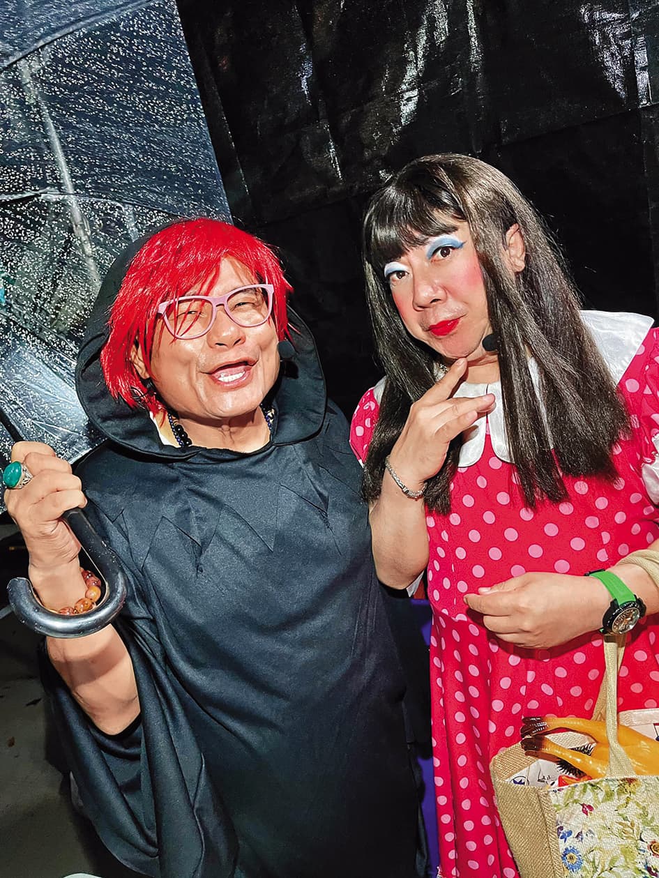 董至成(右)常在螢幕前反串、搞笑,展現詼諧一面。左為許效舜。(翻攝自董至成臉書)