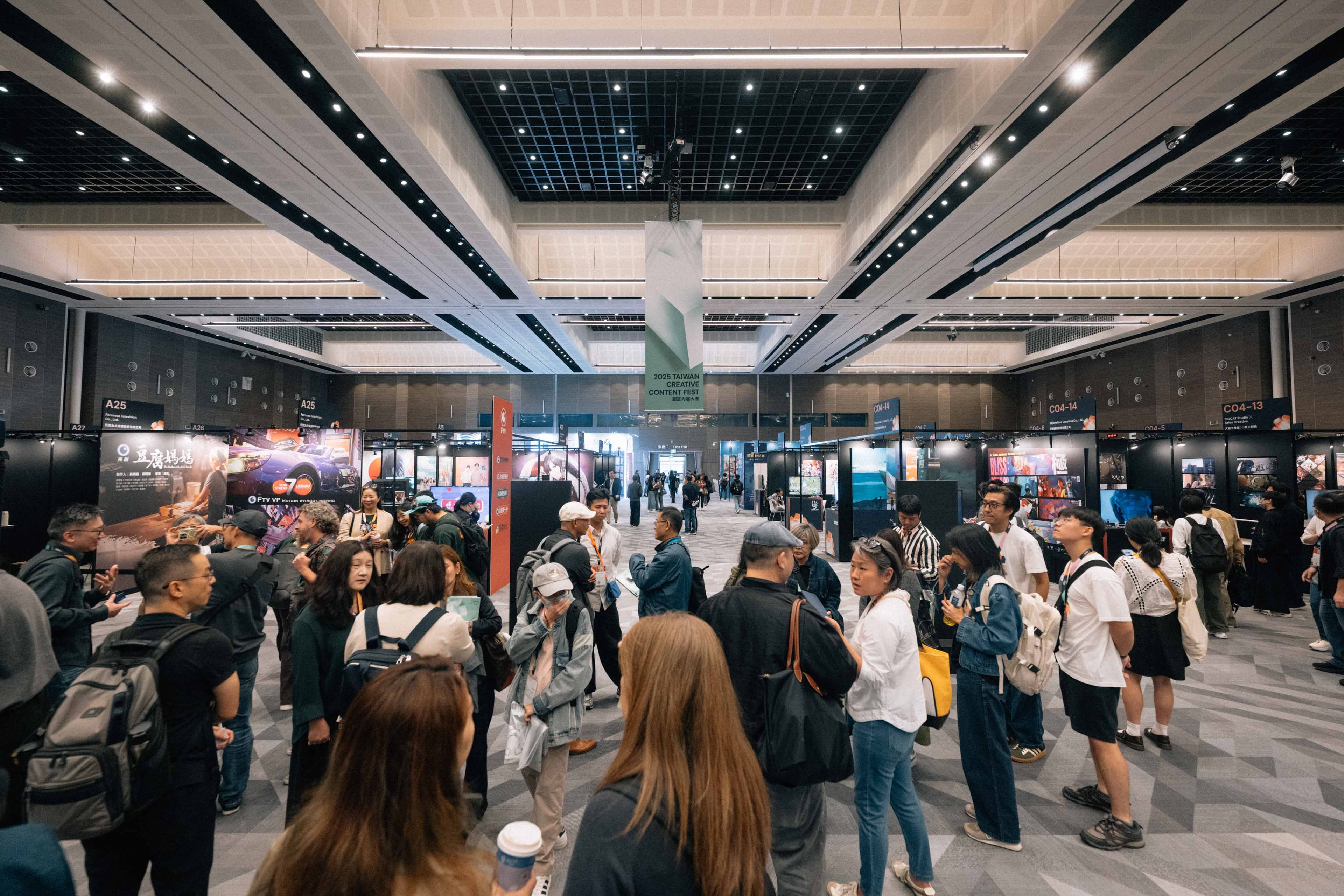 MARKET 市場展的展位人潮絡繹不絕。(文策院提供)