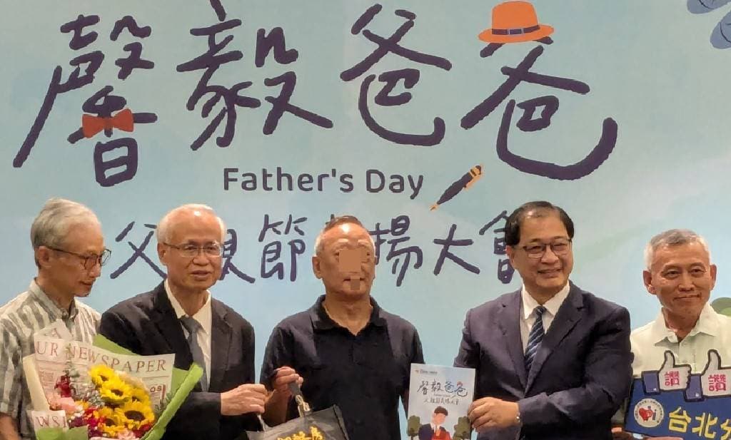 簡姓阿公親身扶養女兒留下的孫子，繼續當個稱職父親。