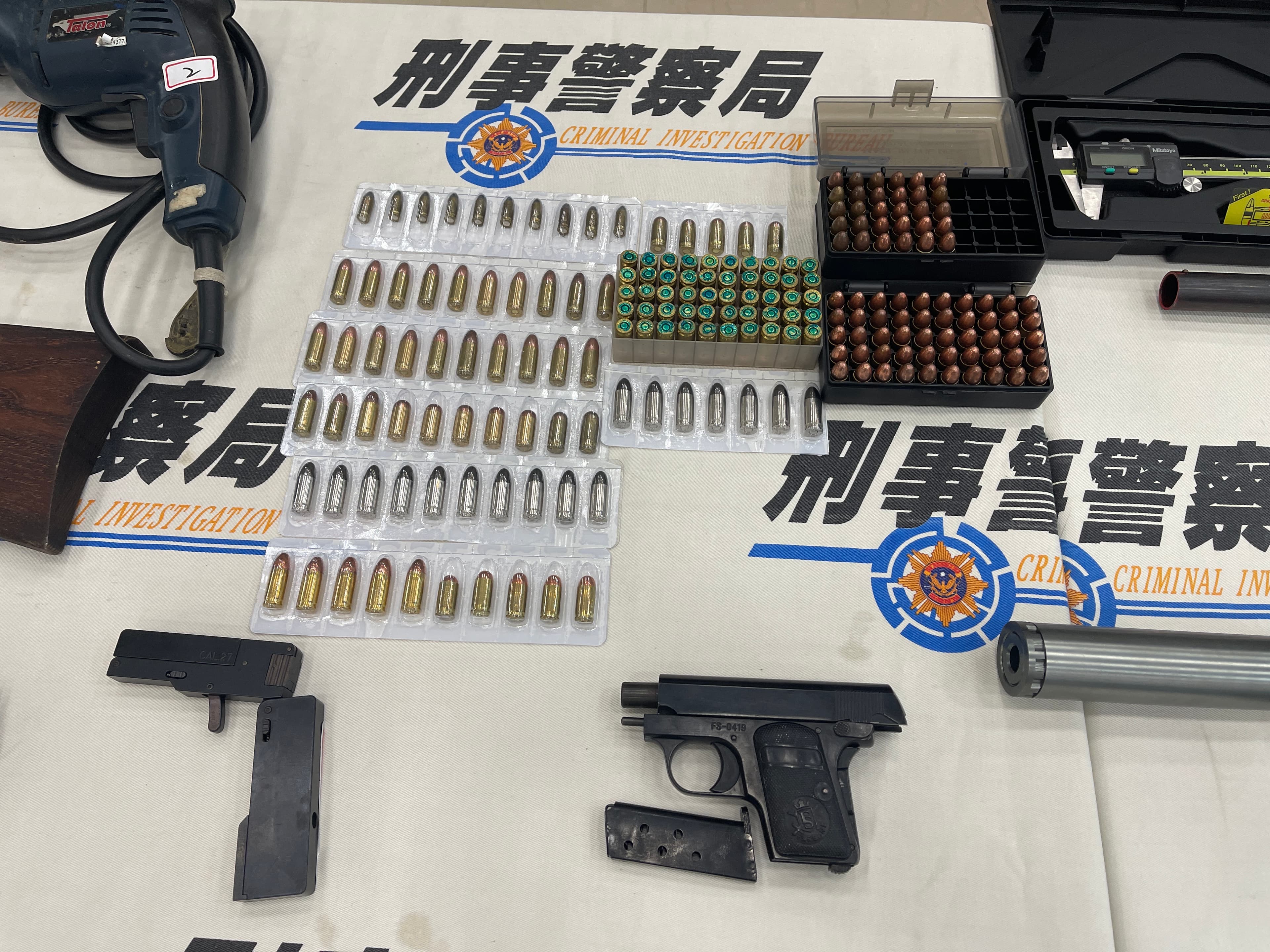 刑事局偵六大隊查扣模擬槍、子彈等改造工具一批。(刑事局提供)