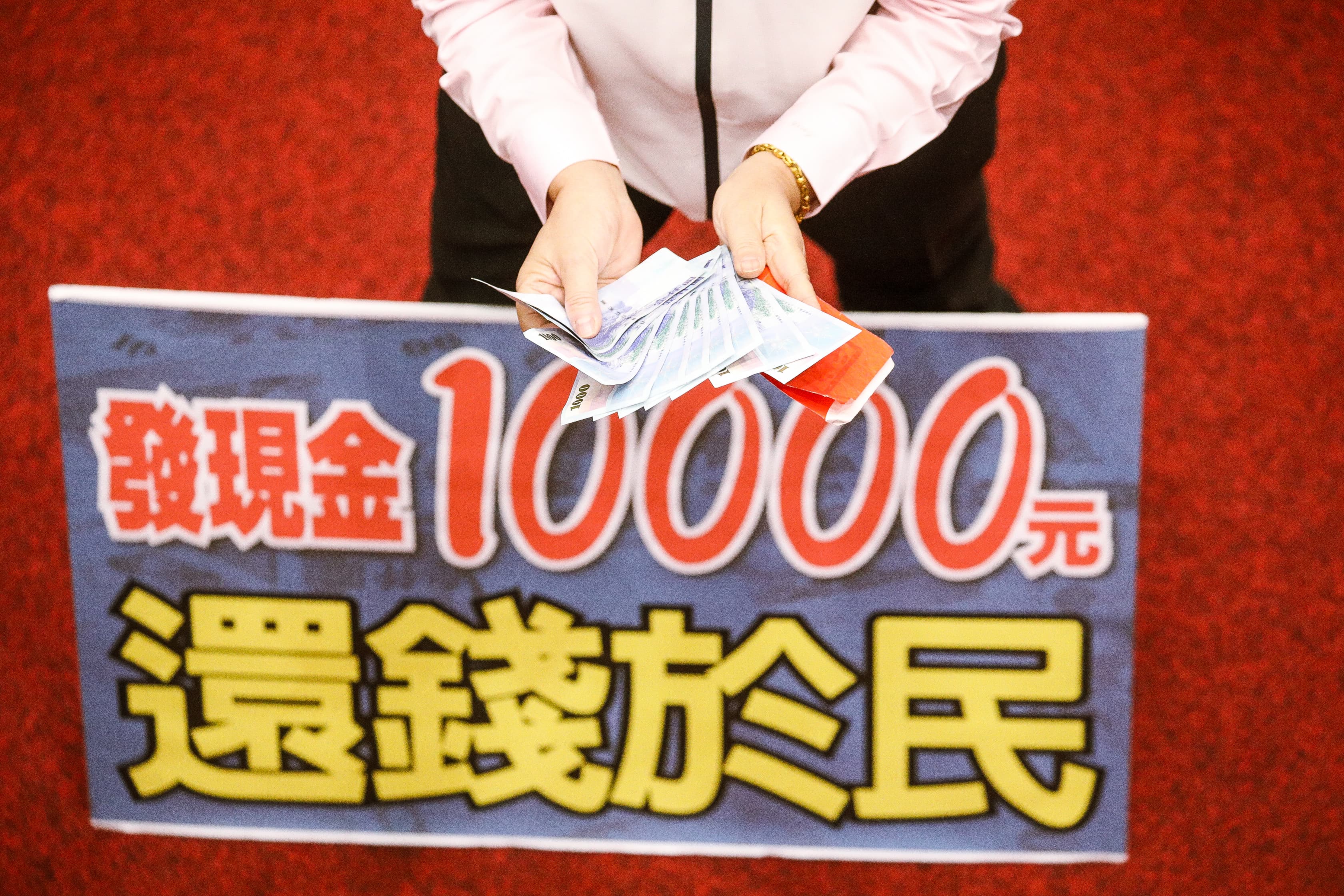 國民黨團今挾人數優勢通過普發現金1萬元。(鏡報鄒保祥攝)