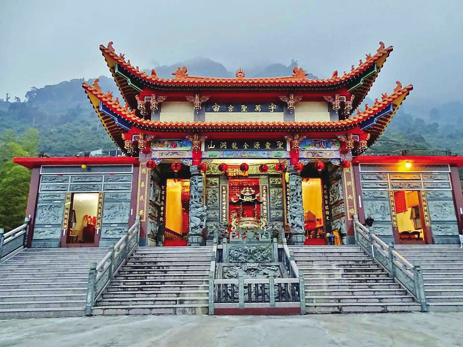 坐落信義鄉山區的宇宙萬聖宮(圖),早已被認定是違建,但相關單位延宕多年仍未強制拆除。(翻攝宇宙萬聖宮臉書)