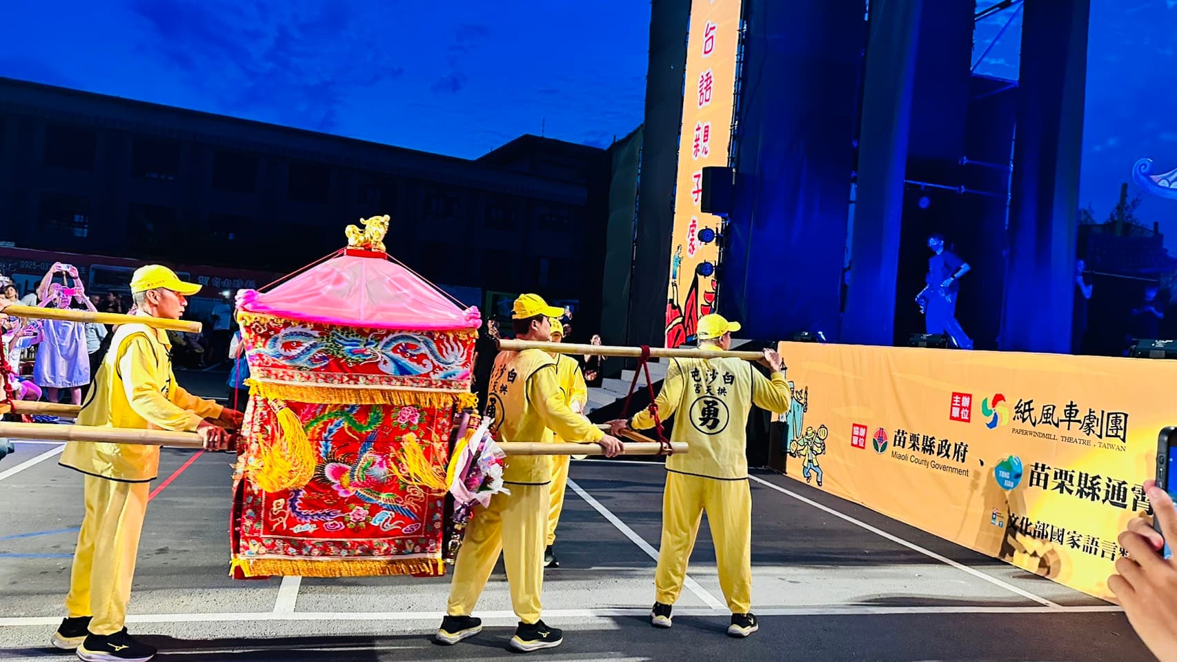 白沙屯媽祖搭乘「粉紅超跑」親臨看戲。(紙風車劇團提供)