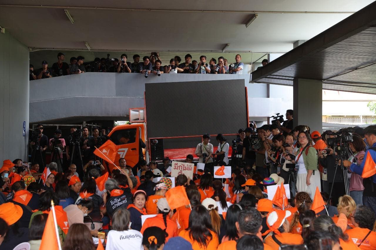 許多民眾前往演場活動現場,支持前進黨。(翻攝自พรรคก้าวไกล - Move Forward Party臉書)