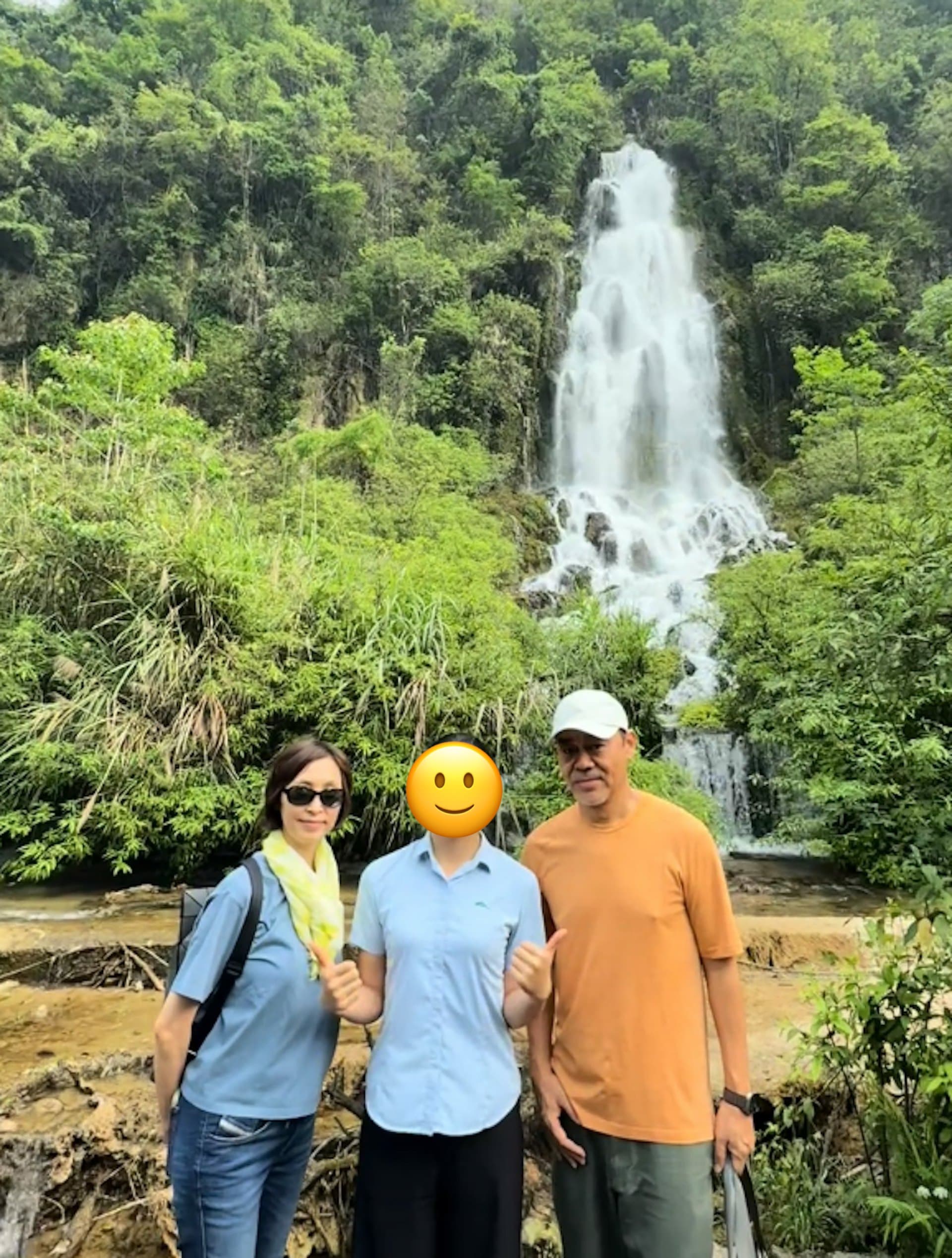 劉青雲與郭藹明約2個月前曾在貴州旅遊時被網友巧遇,夫妻倆一起合照留念。(翻攝小紅書)