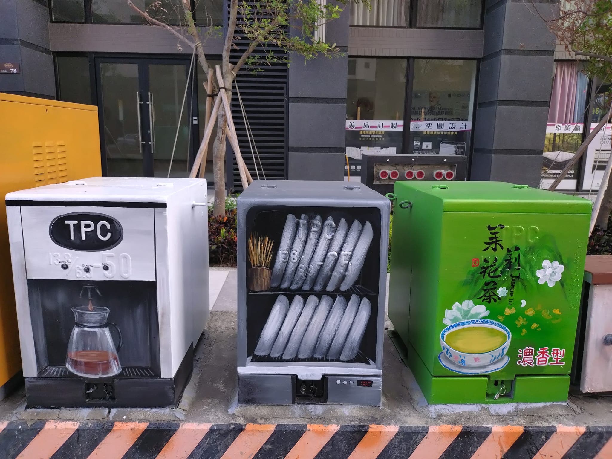 變電箱被彩繪成、咖啡機、烘碗機和飲料罐。(翻攝自臉書社團路上觀察學院)