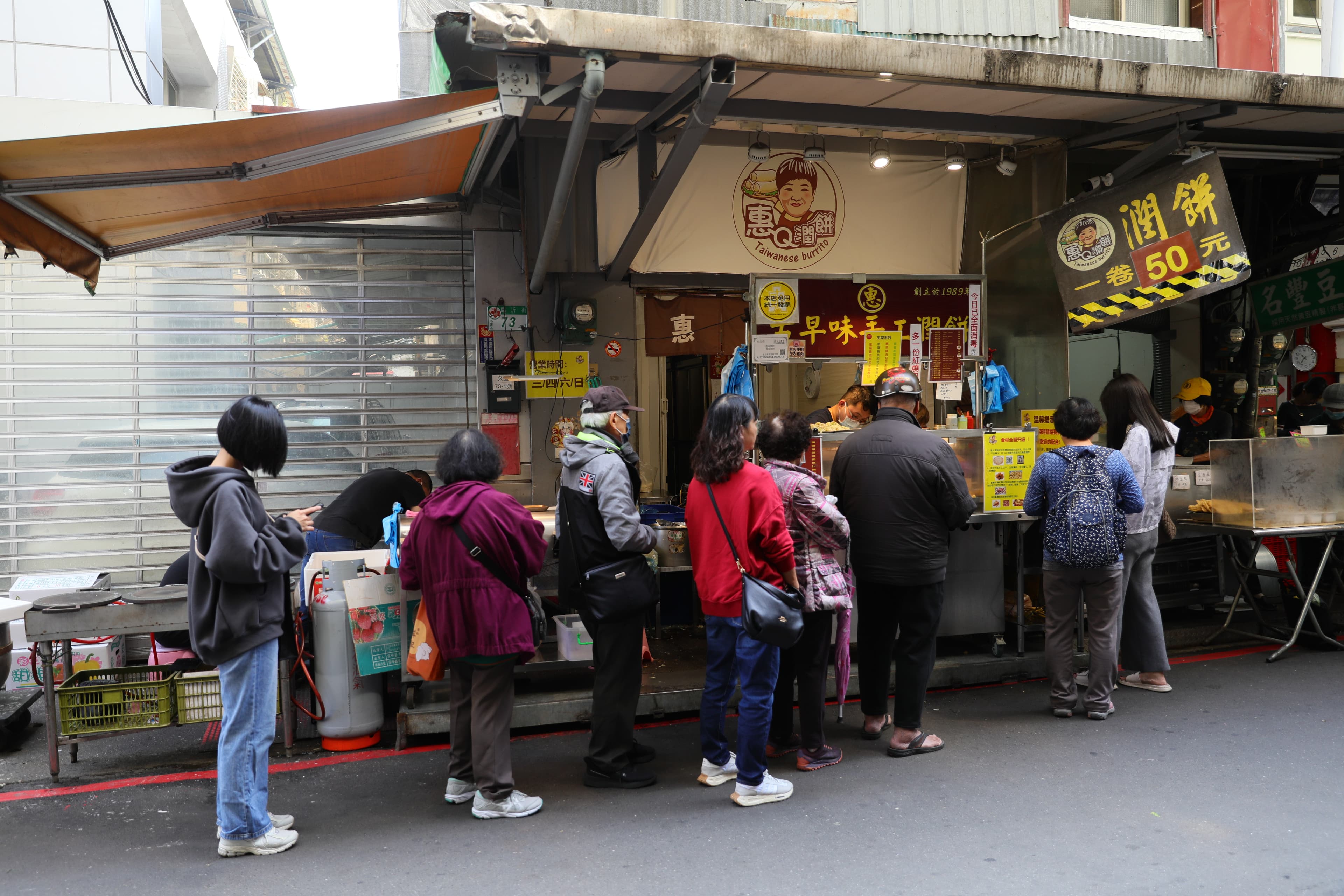 「惠Q潤餅」是東門市場的排隊美食,一開門人龍幾乎沒有間斷。