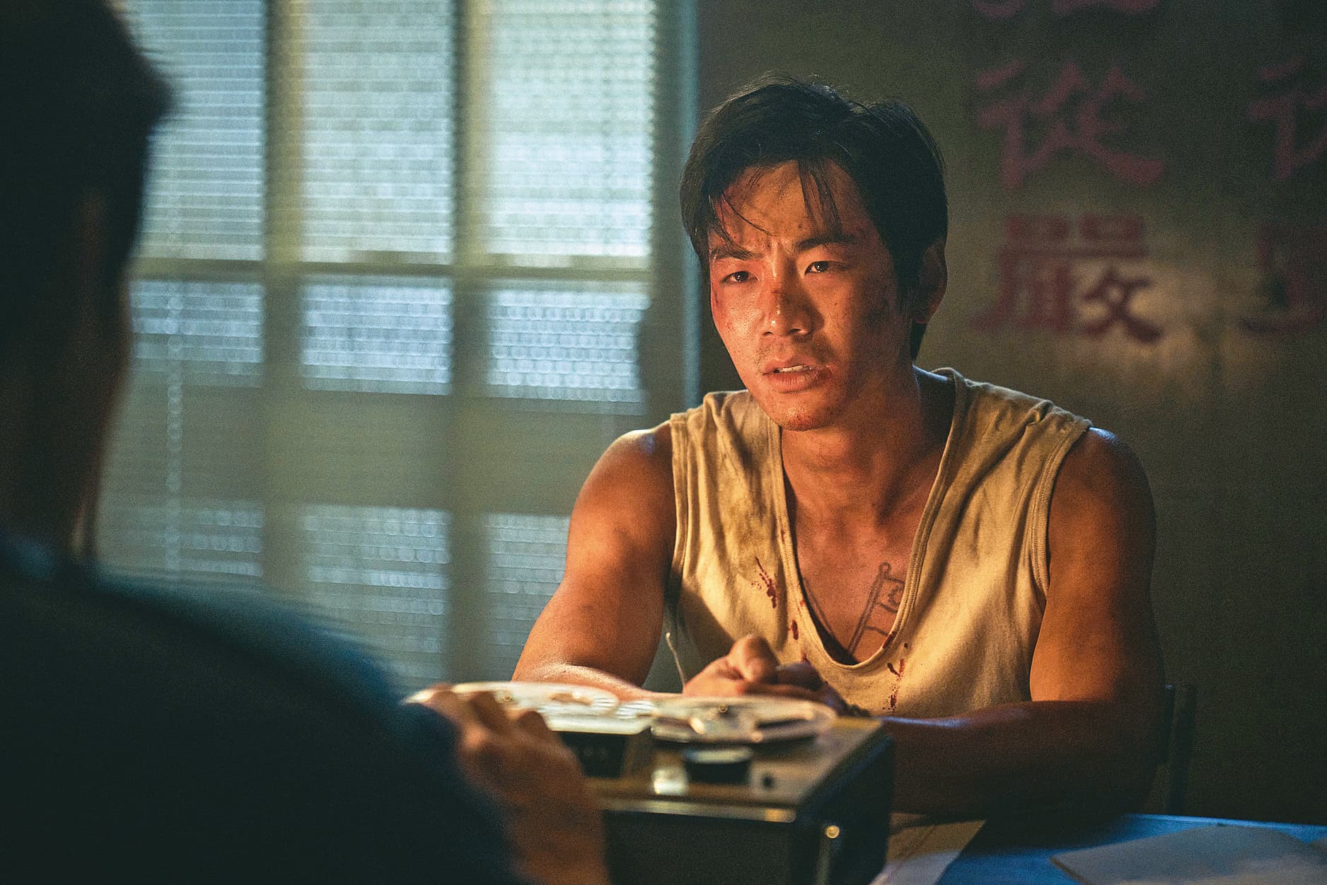 在劇集《再見1987》中,禾浩辰演戰俘,也被刑求,角色真的歷經時代動盪。(公視台語台提供)
