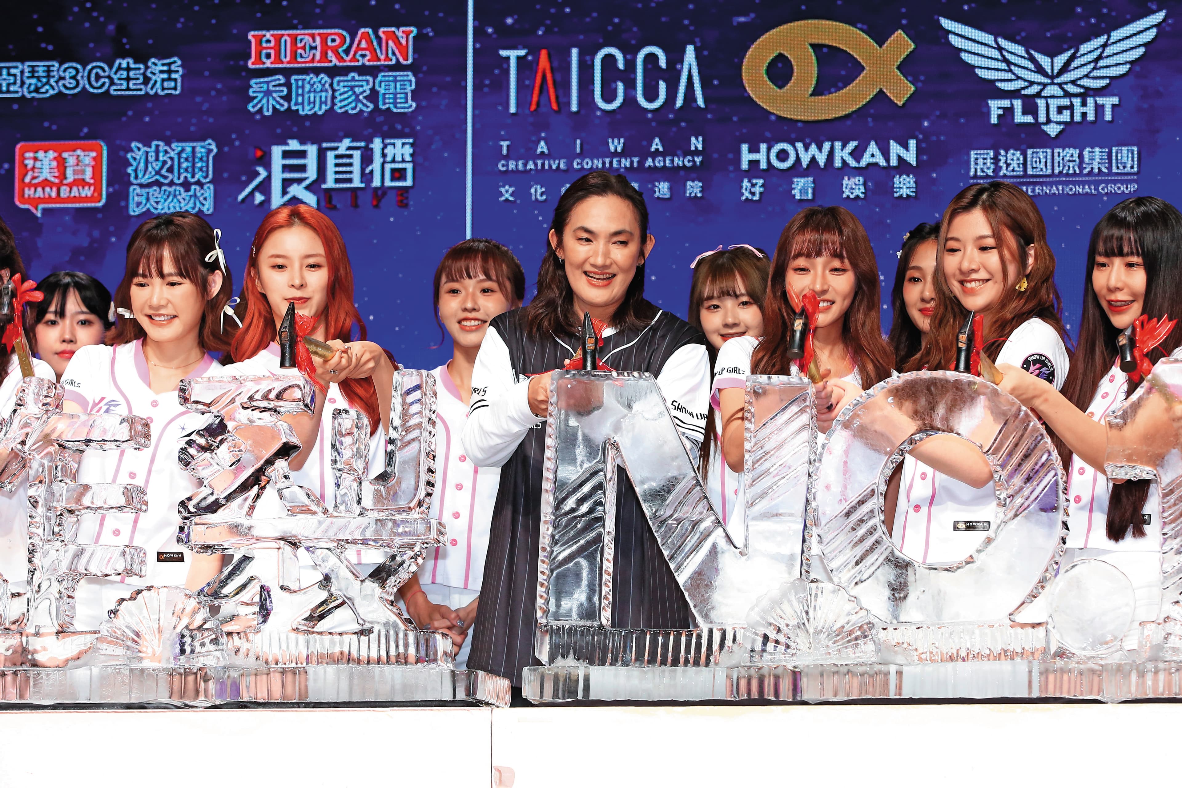 召集人錢薇娟(中)率24位團員出席記者會。