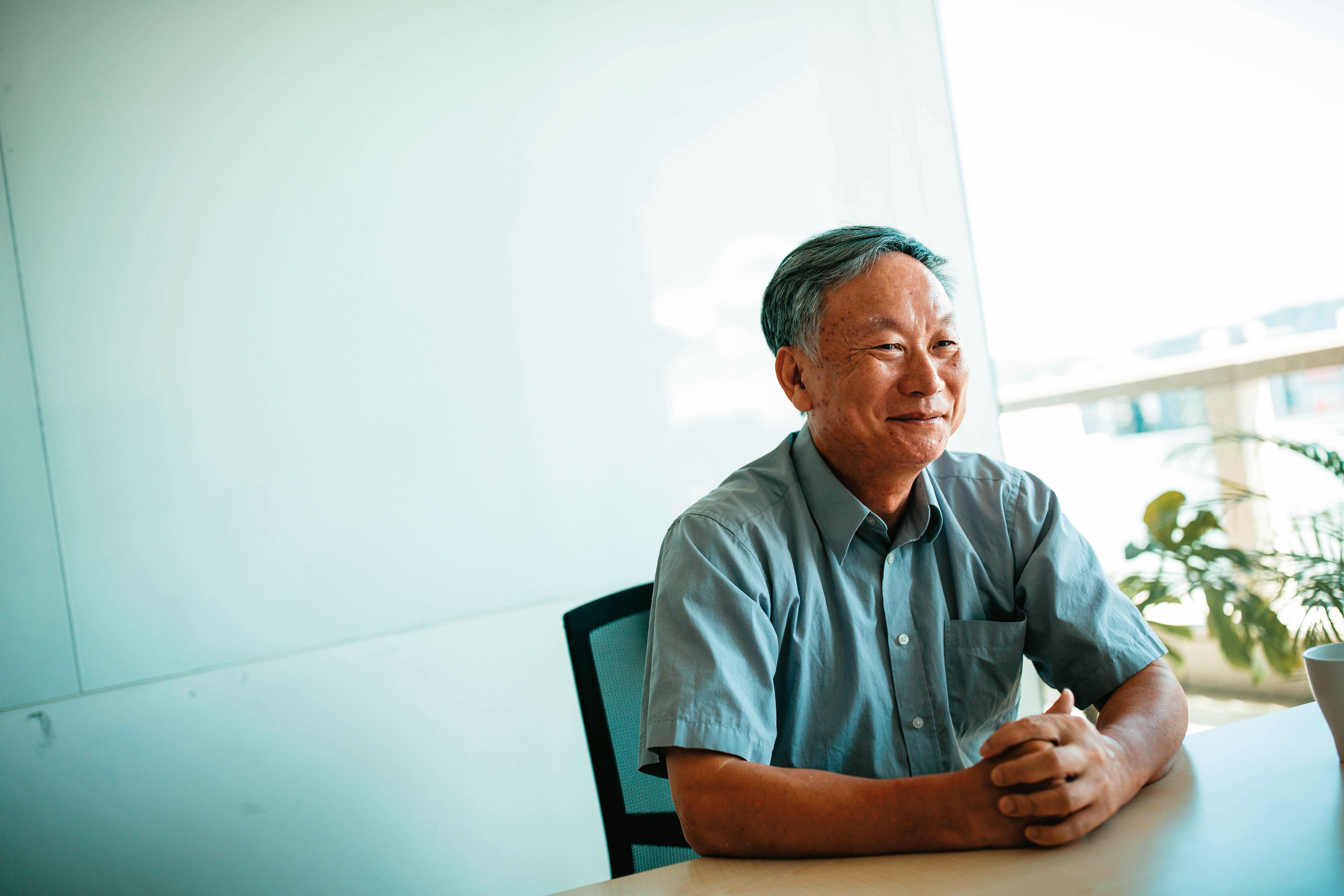 鄭明典今年7月自氣象局退休，雖然不用再公開報氣象，平常仍會自己看電腦預報圖判讀天氣，採訪這天，他預估中秋節北部無雨，後來果然迎來兩晚明月。