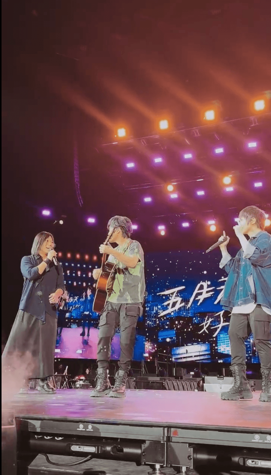 五月天瑪莎(左)在〈一顆蘋果〉挑戰高音失敗,不好意思地說重來重來。(截圖自五月天INS)
