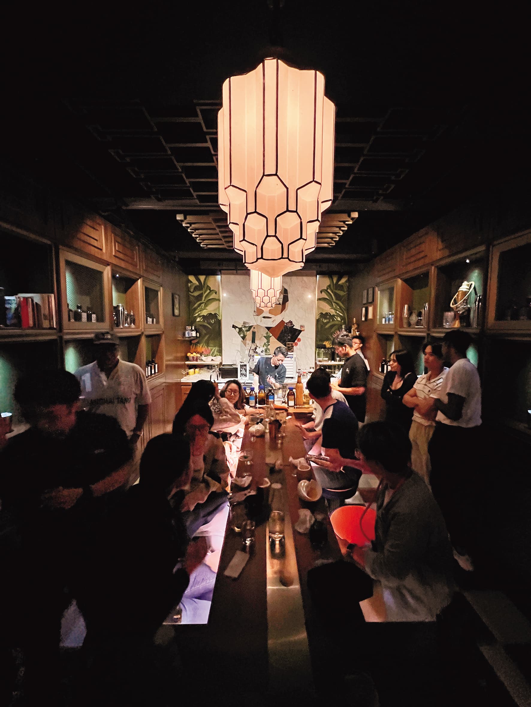「The Old Man」吧台採T字型坐法,讓酒客能圍繞餐桌並欣賞調酒師製作過程。
