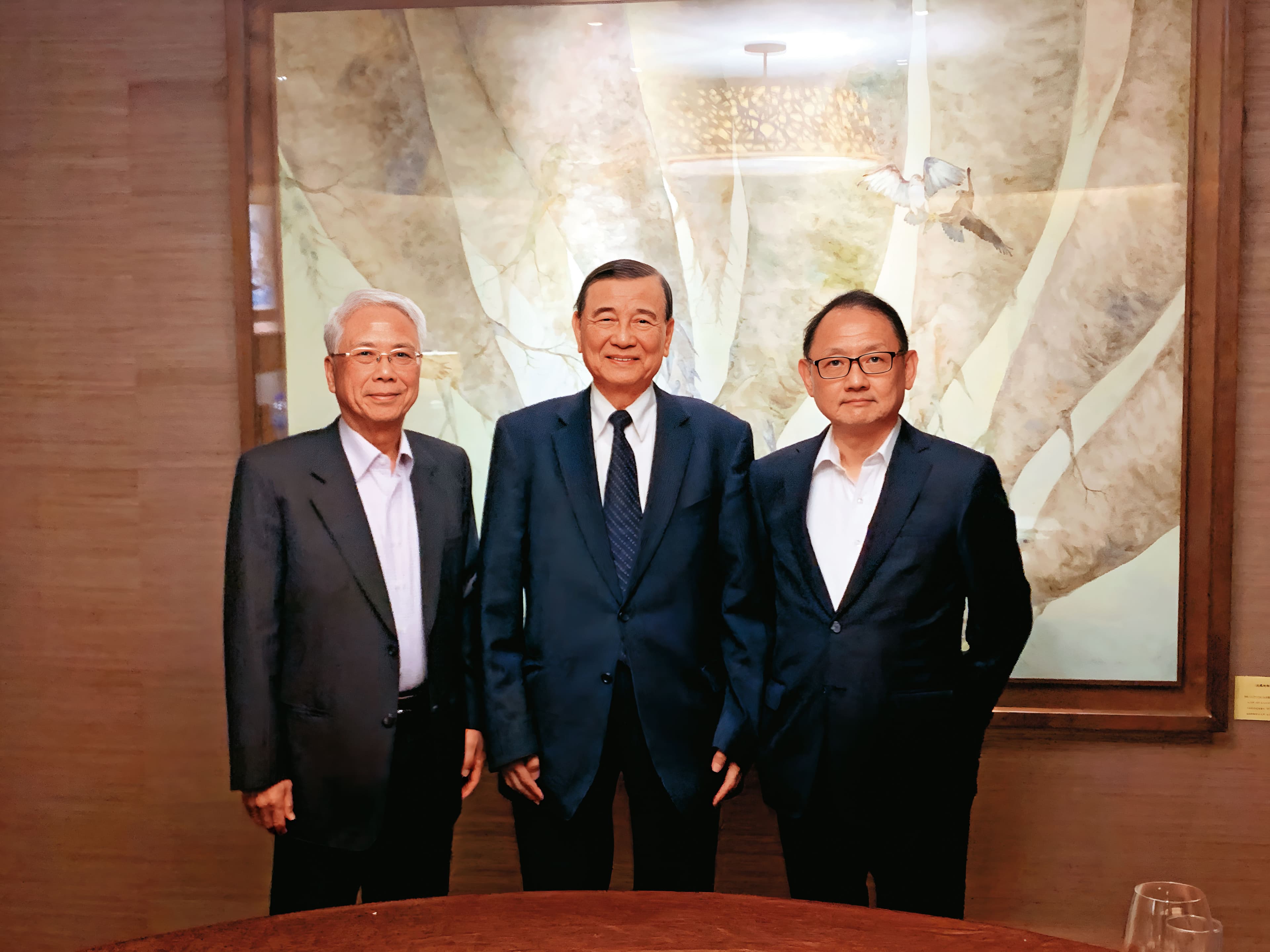 東元3大股東黃茂雄(中)和寶佳林陳海(左)、華新焦佑倫(右)7月底在餐敘上,已對明年董事改選有初步共識。(東元提供)