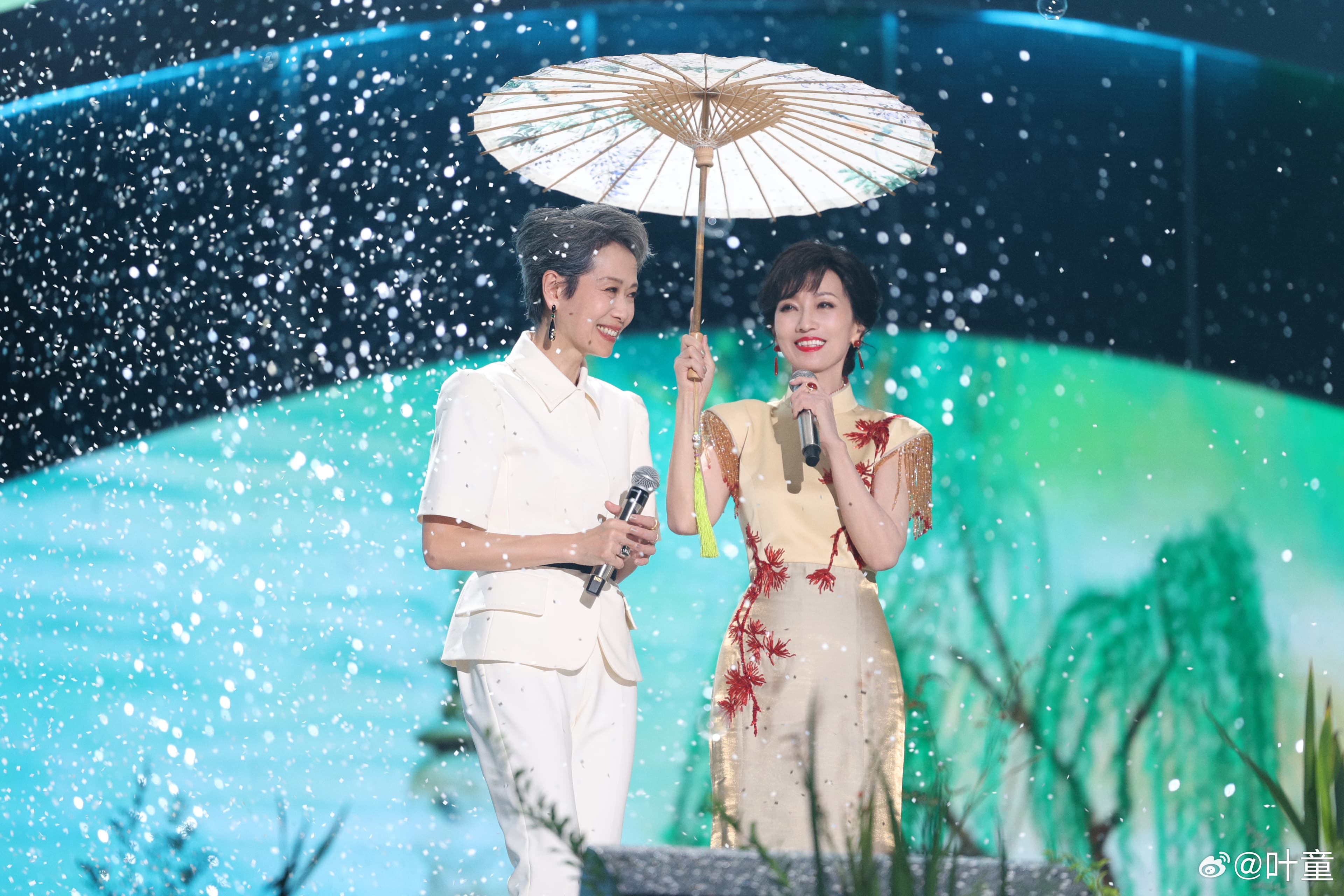 葉童與趙雅芝1992年演出台劇《新白娘子傳奇》,事隔30多年竟還舉辦巡演,2人再度同框感動大把已是中老年的劇迷。(葉童微博)