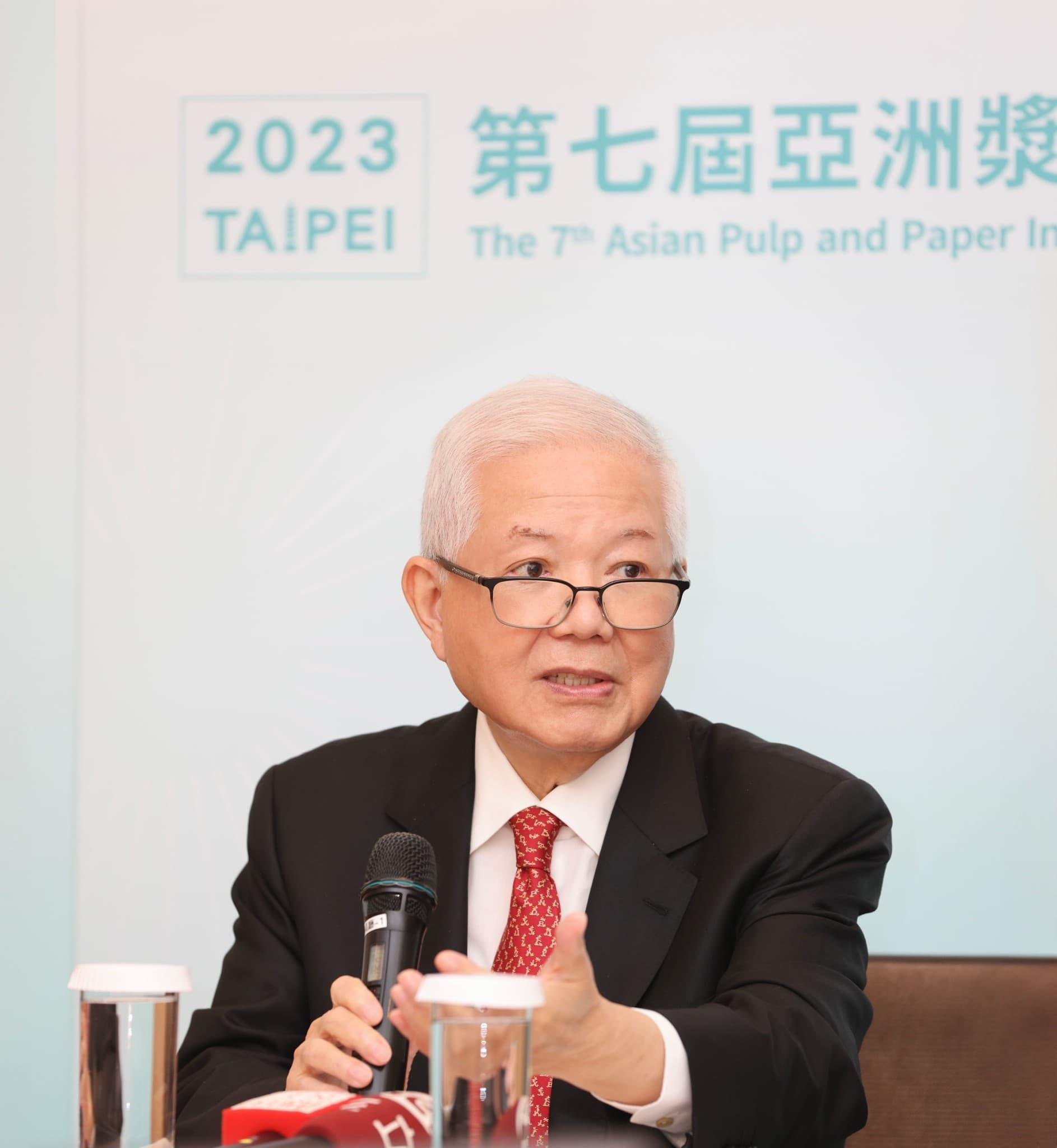 永豐餘學院院長何壽川呼籲，全球紙業應團結一致共同制訂新標準，擴大產業的綠色影響力，復興醣經濟，爲人類建構永續未來。（永豐餘提供）