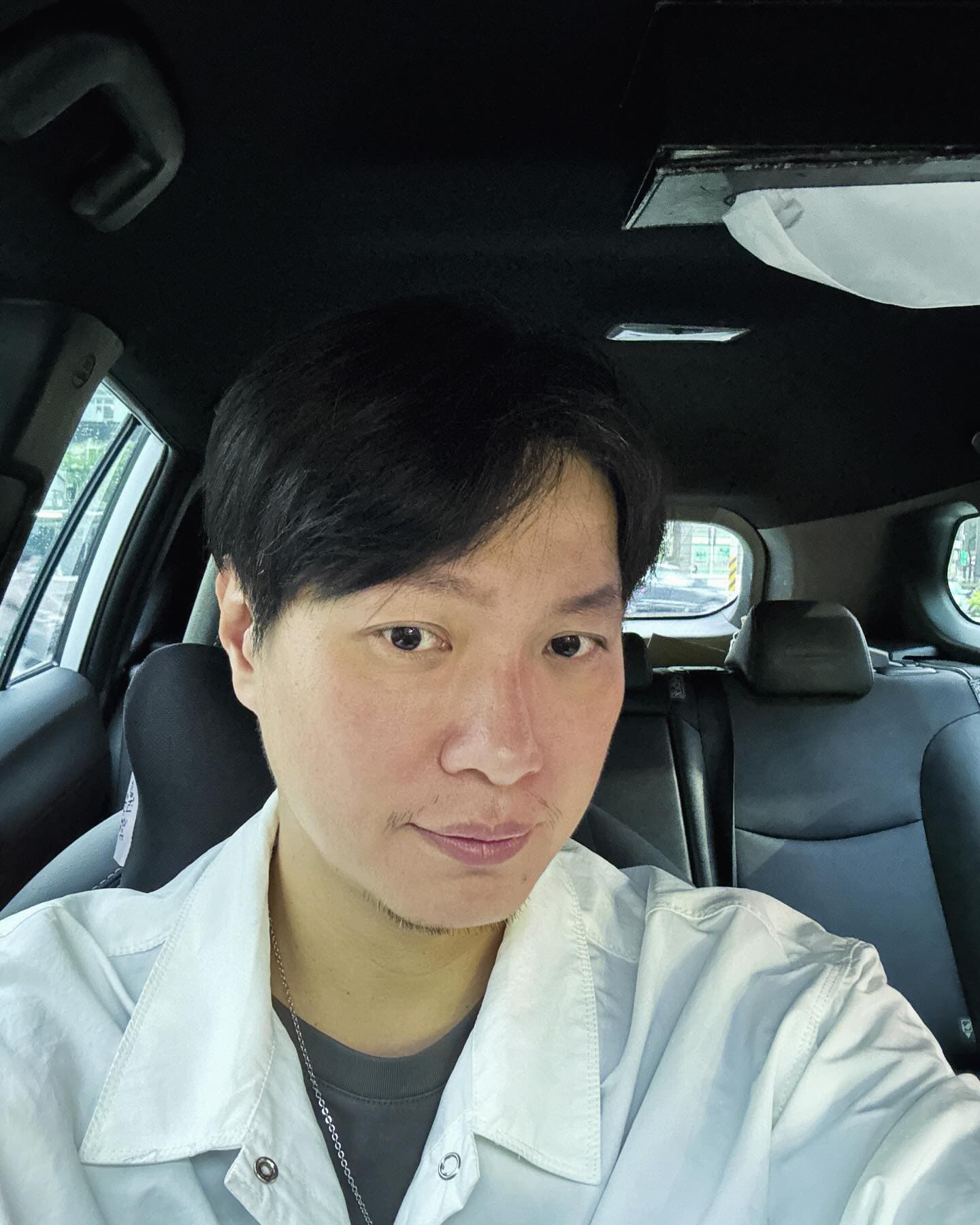 黃少谷為給妻女更好生活,兼職當計程車司機。(翻攝自黃少谷臉書)