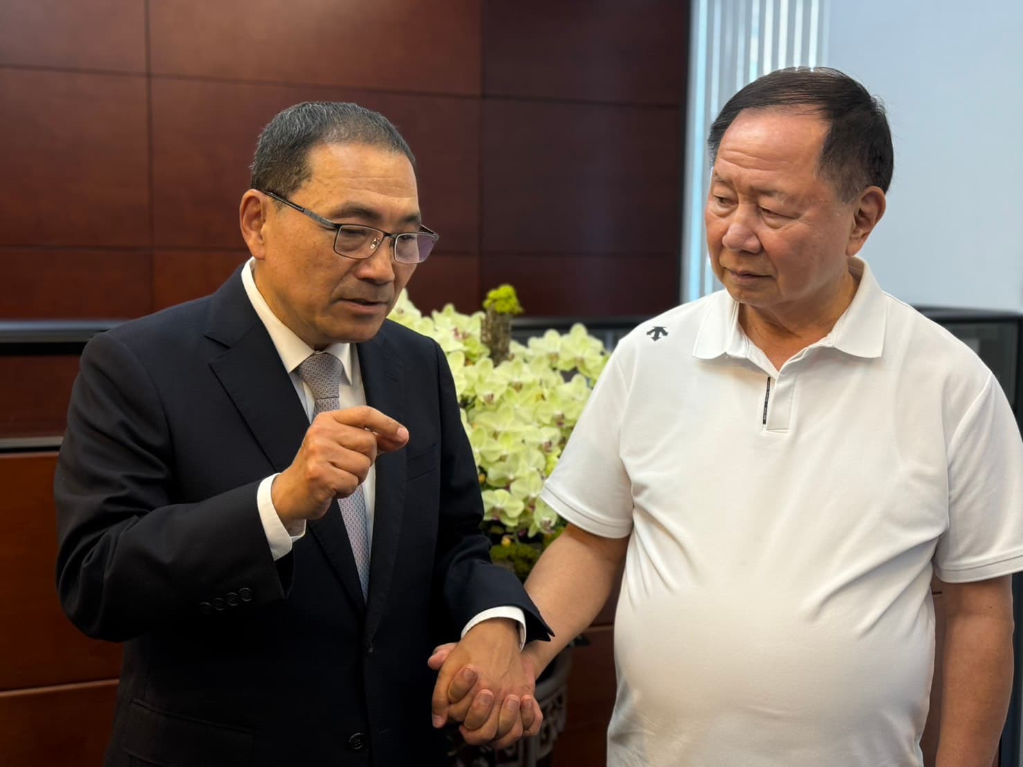 侯友宜(左)拜會薇閣基金會董事長李傳洪(右),感謝李董事長對殉職警消遺眷的長期關懷與支持。(薇閣基金會提供)