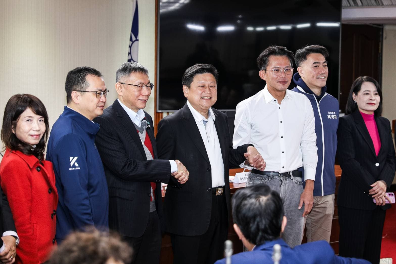 柯文哲、傅崐萁、黃國昌握手。(鏡報鄒保祥)
