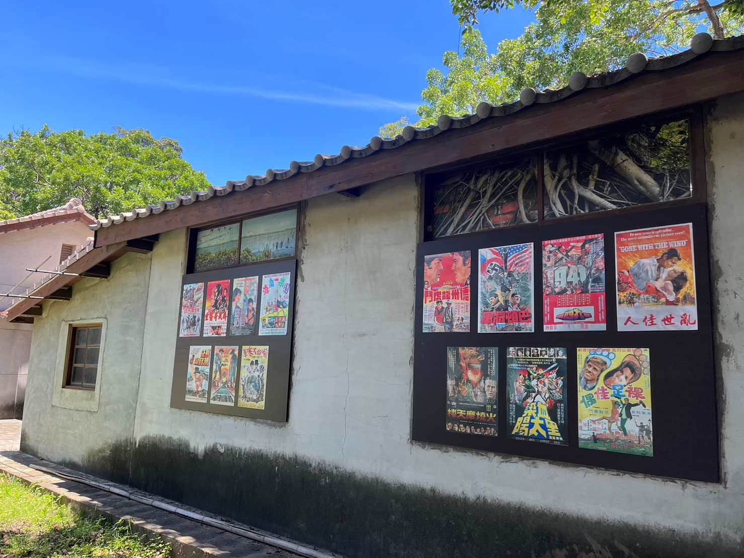 「顏振發-水交社手繪看板特展」透過大師懷舊電影手繪看板作品與早期電影海報的陳列展出,串起新舊時代的回憶。(台南文化局提供)