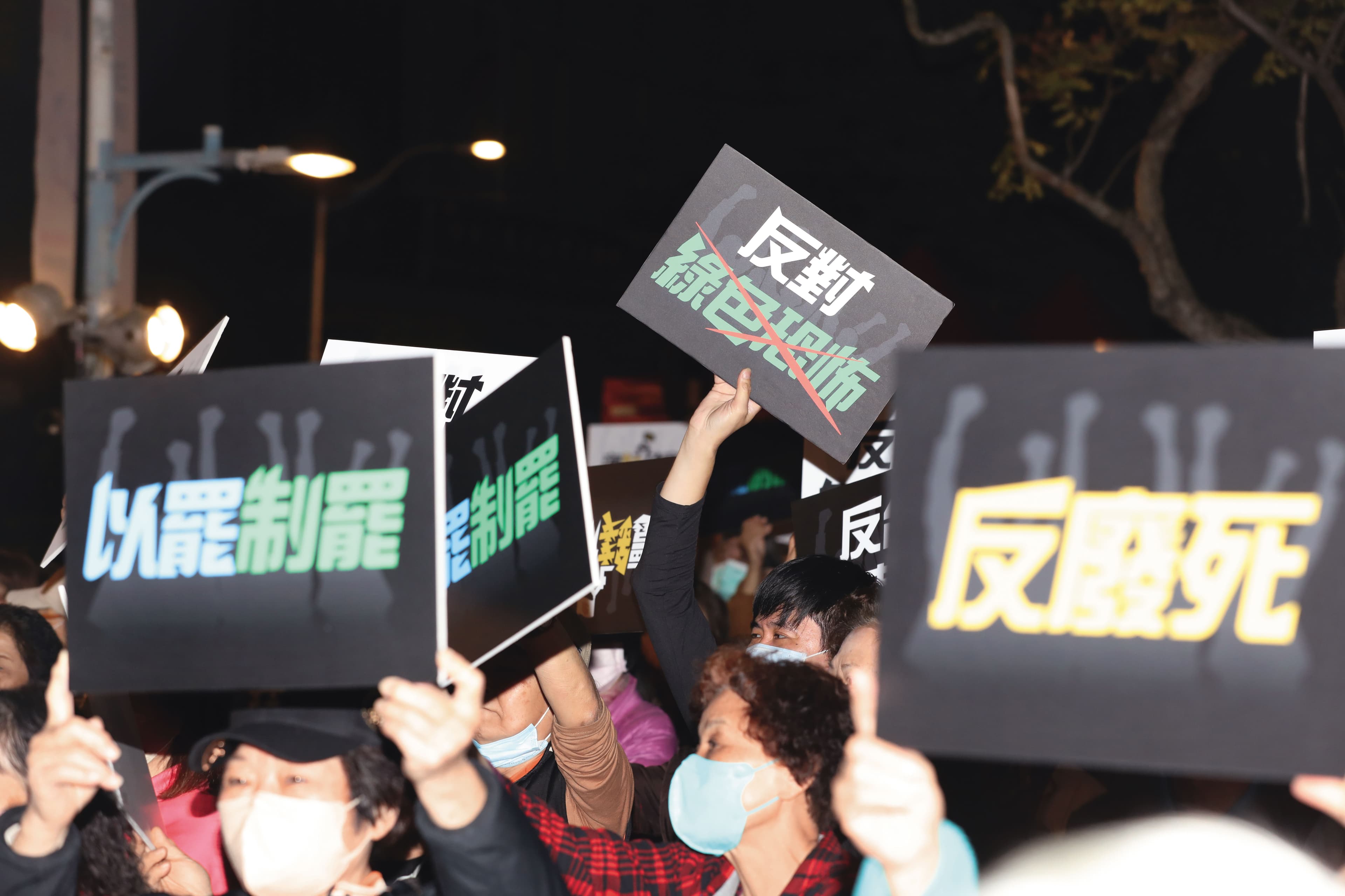 國民黨舉辦百場政策說明會,挺藍委反惡罷,接下來可能助攻罷綠二階連署,提供連署擺攤。