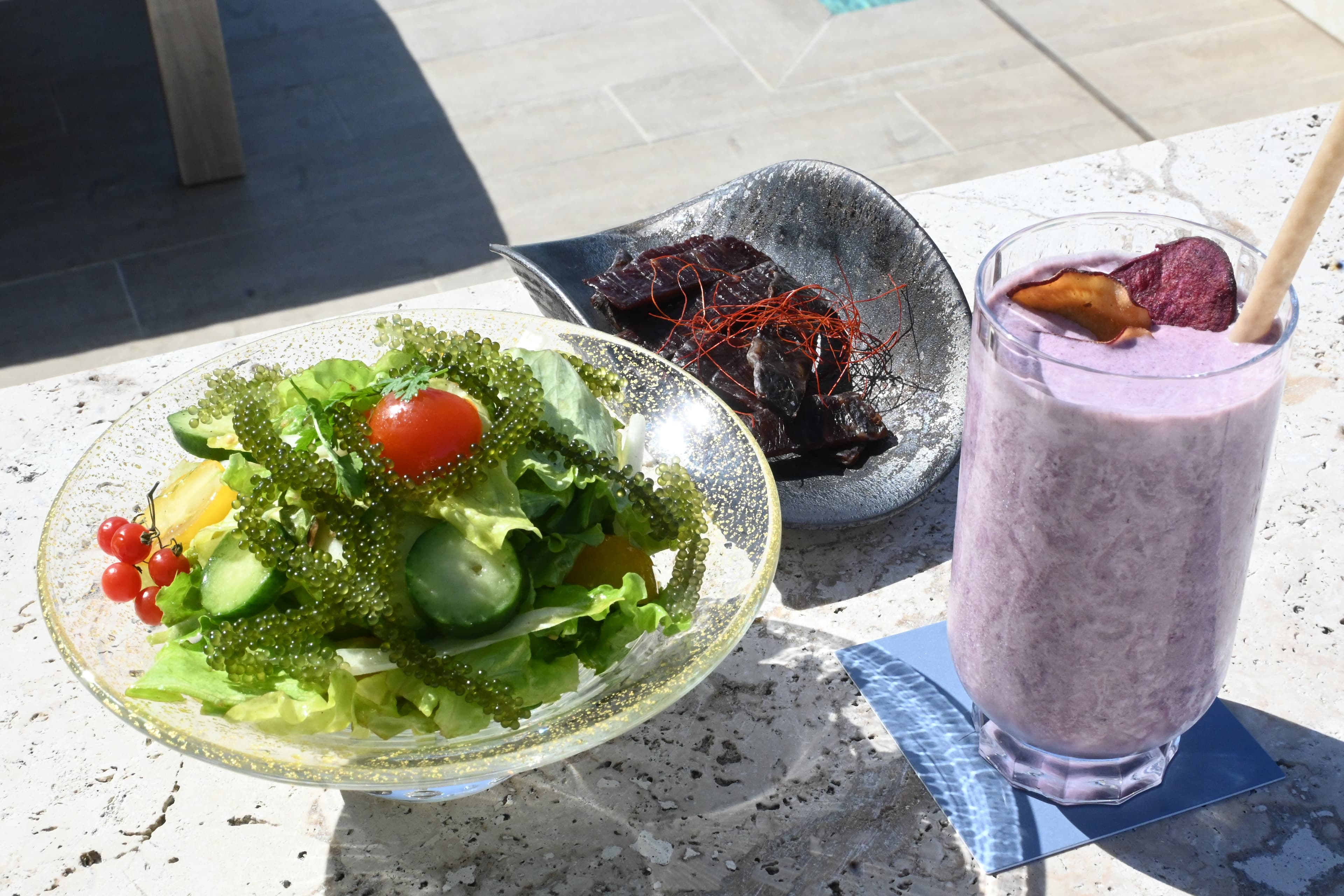 以宮古島紫薯為基底,搭配黑芝麻與香蕉調製而成的「Purple Yam Smoothie」(右,日幣2,000元/份,約NT$379)搭配短角和牛肉乾「Shorthorn Wagyu Beef Jerky」(中,日幣3,800元/份,約NT$720)與海葡萄沙拉「Green Caviar Salad」(左,日幣2,500元/份,約NT$474)這一套午茶組合,甜鹹鮮都有了。
