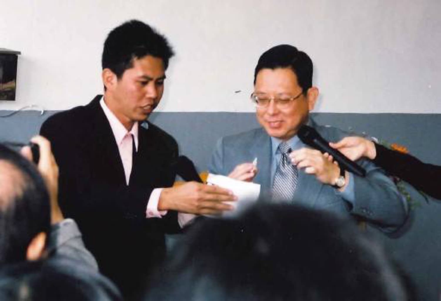 吳政憲高中時就幫忙賣雛鴨,畢業時元進莊轉型做食品加工,他當起業務到處推廣。(元進莊提供)